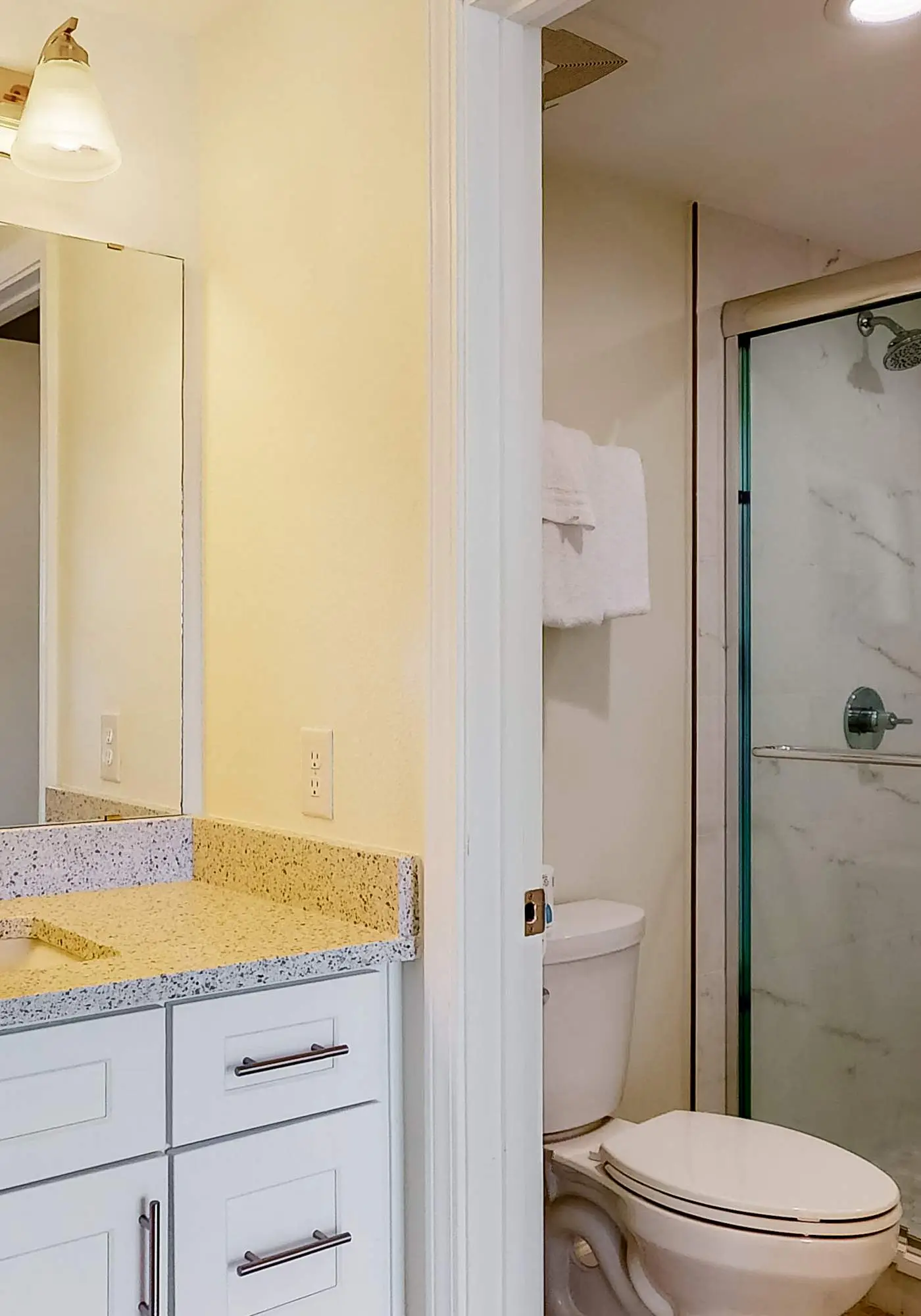 Top-floor, dog-friendly condo right on the beach with pool & fantastic views