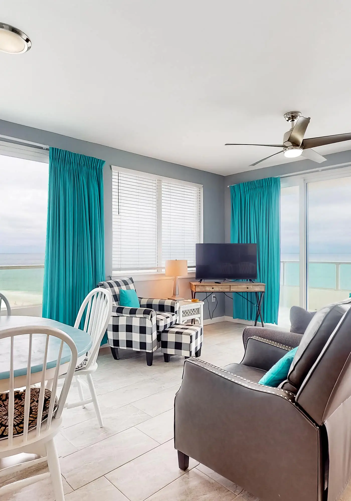 Top-floor, dog-friendly condo right on the beach with pool & fantastic views