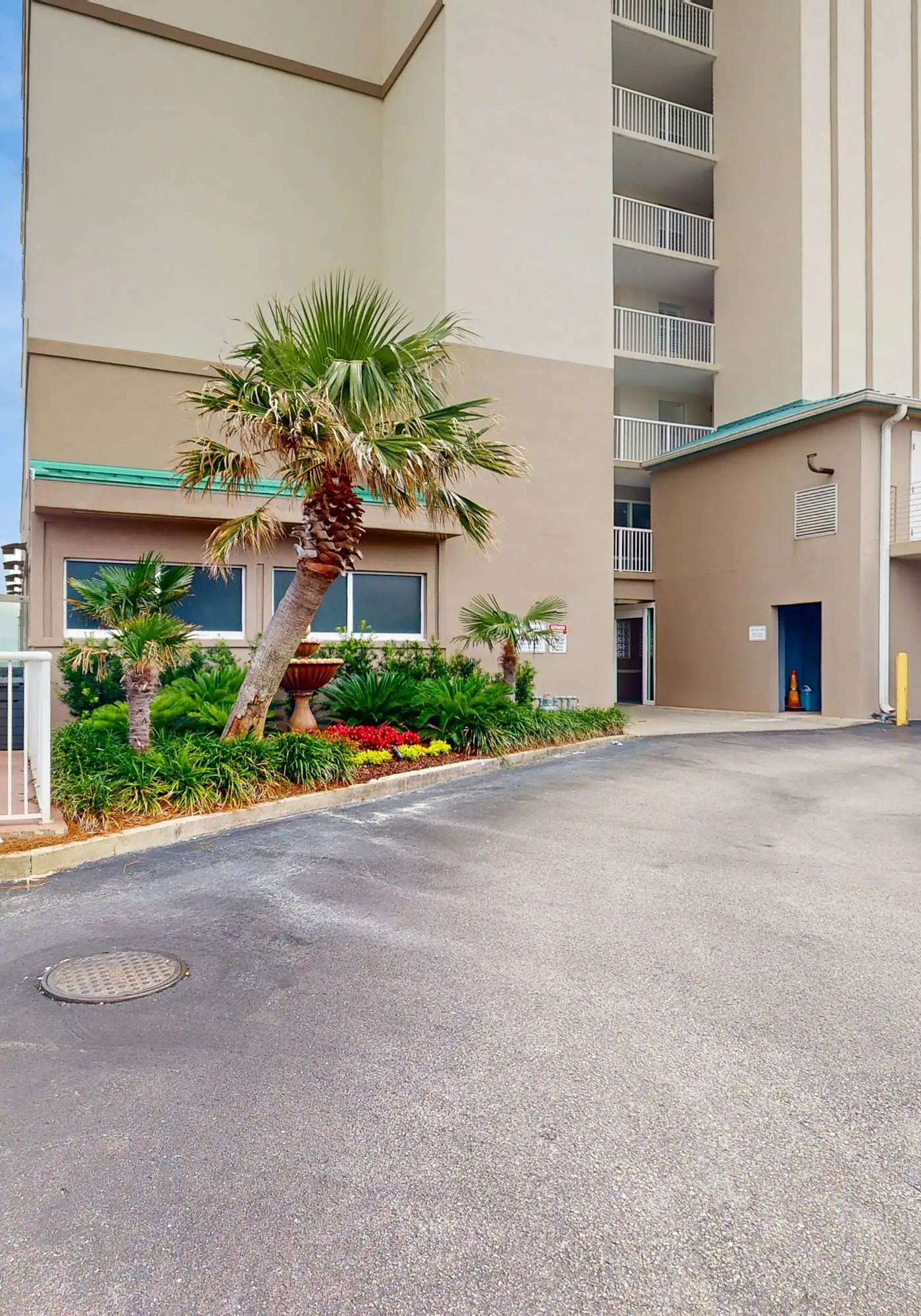 Beach-front condo with pool, hot tub, sauna, washer,dryer & grill