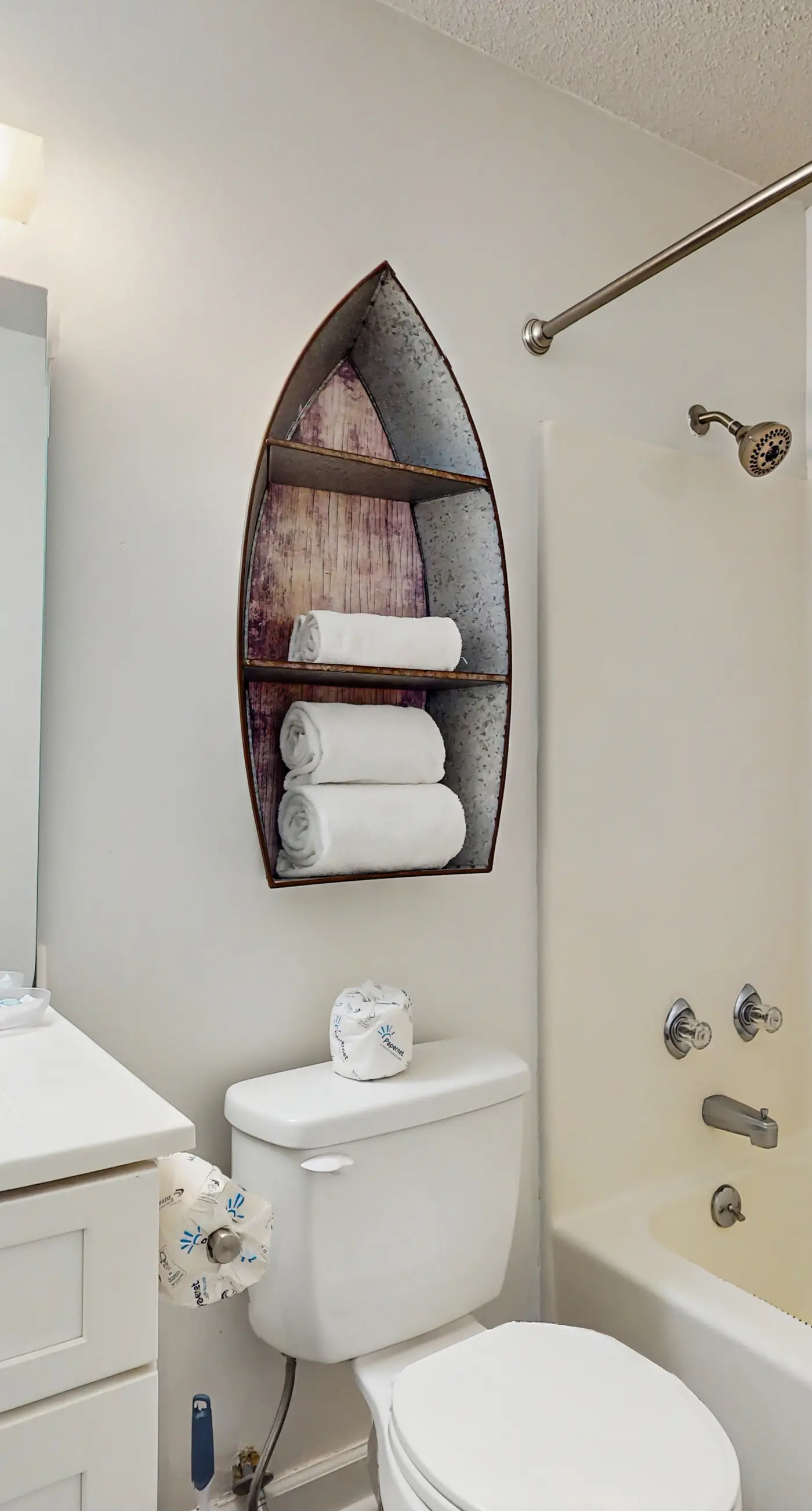 Beachview condo with multiple, shared pools, gym, hot tub and beach access