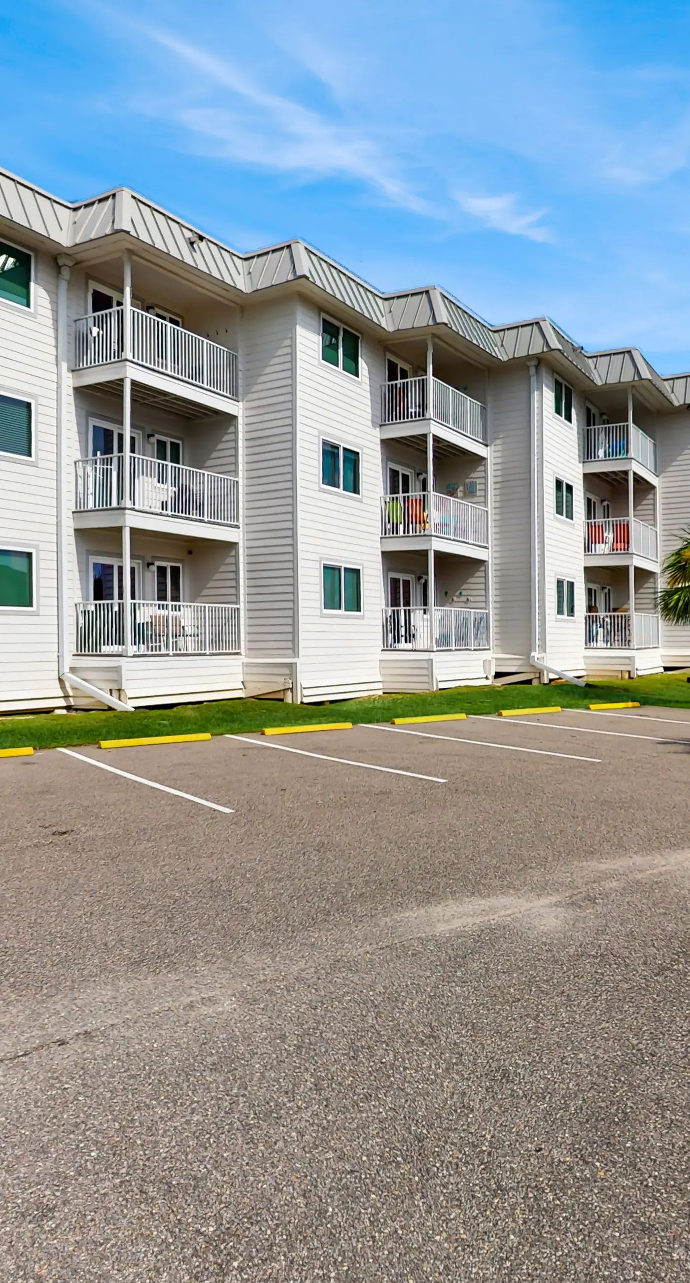 Beachview condo with multiple, shared pools, gym, hot tub and beach access