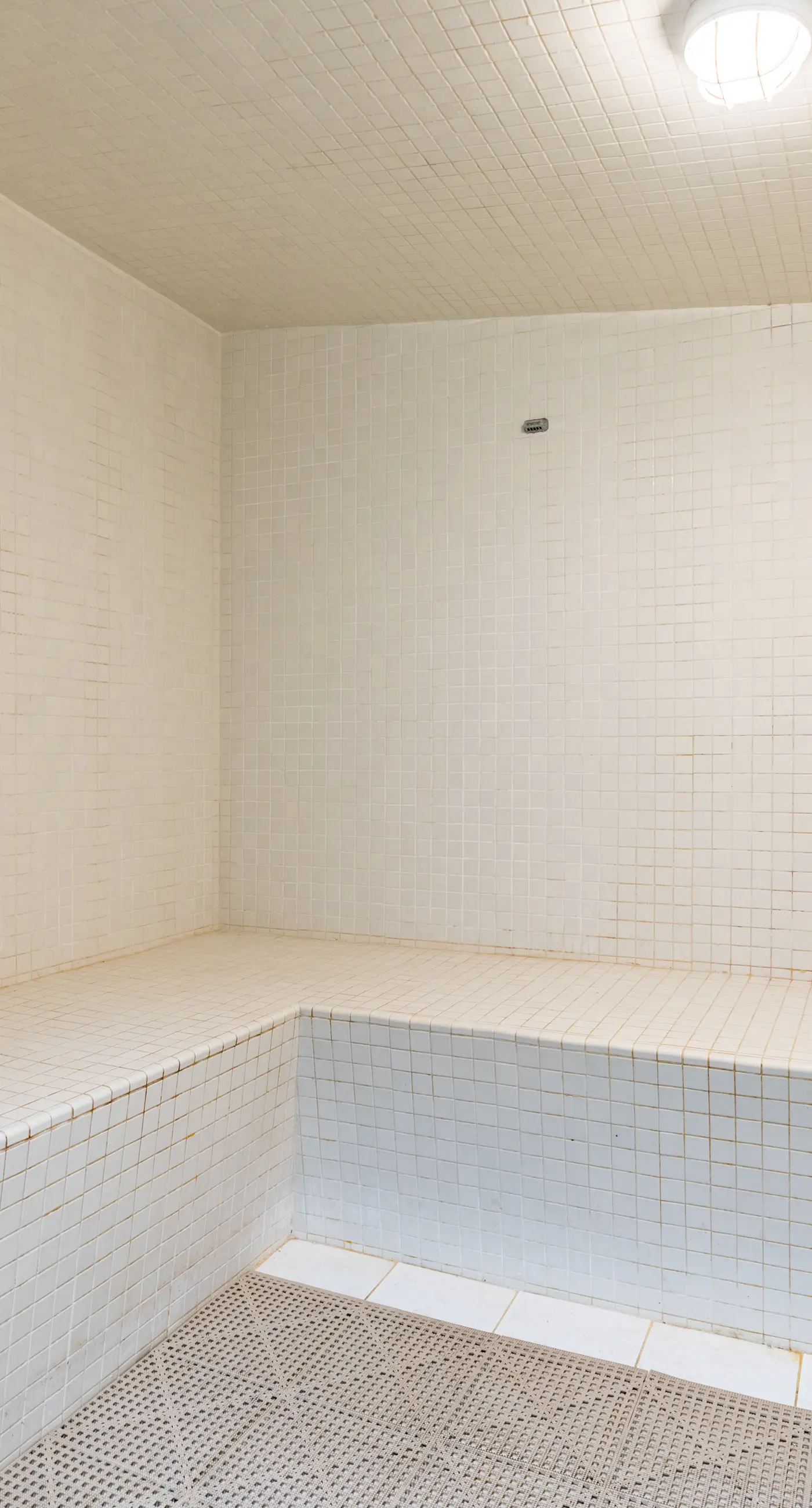Beachview condo with multiple, shared pools, gym, hot tub and beach access
