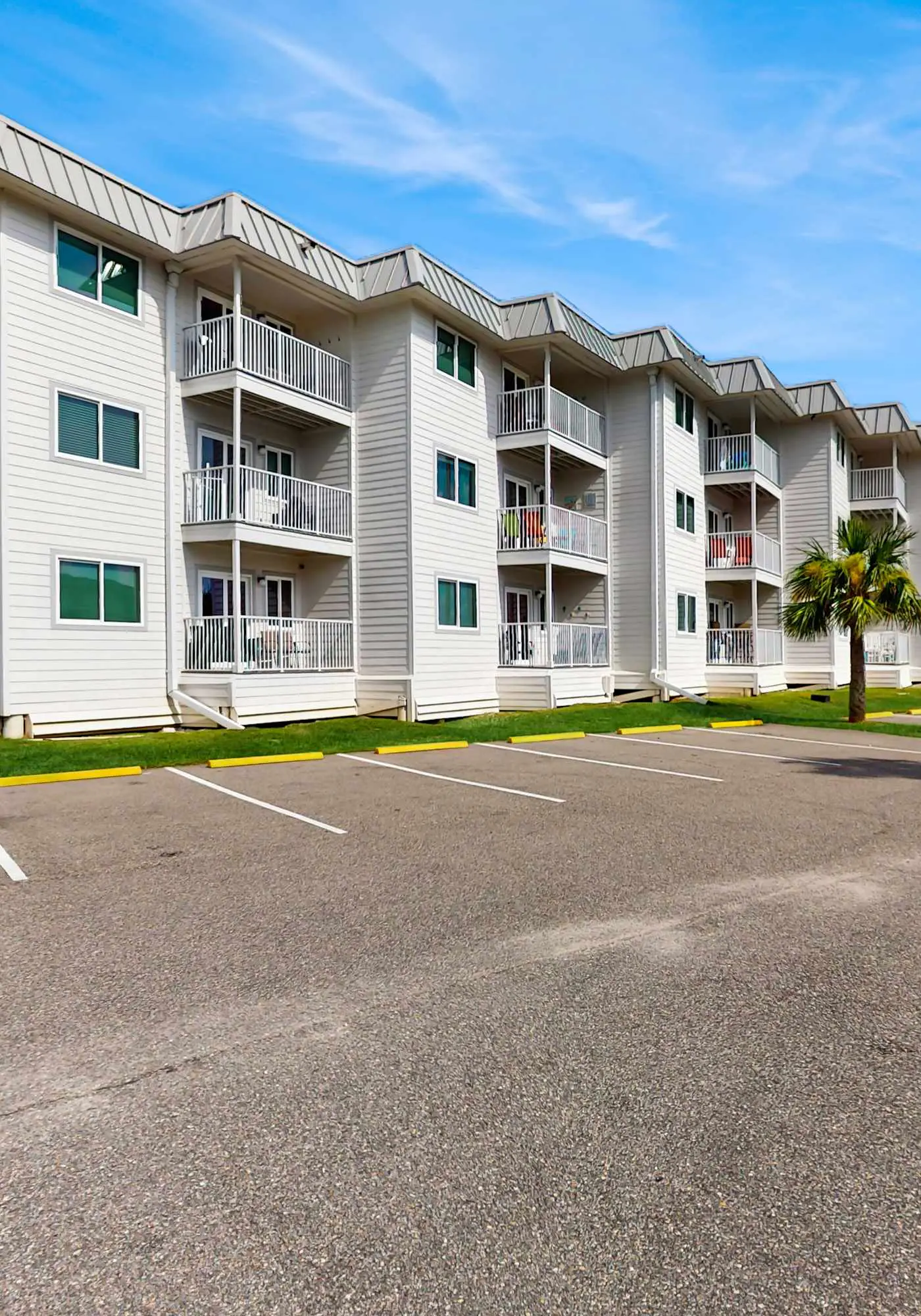 Beachview condo with multiple, shared pools, gym, hot tub and beach access