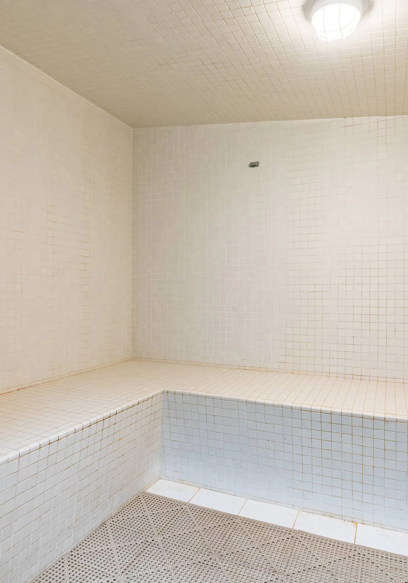 Beachview condo with multiple, shared pools, gym, hot tub and beach access