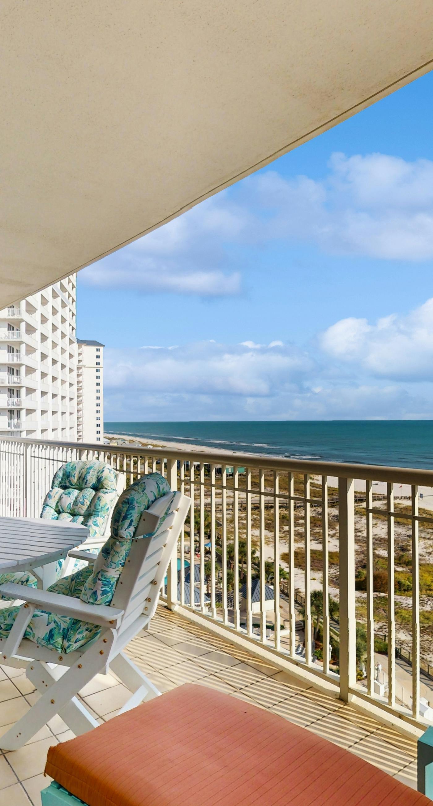 Coastal condo with beach access, pool, sauna, and tennis courts