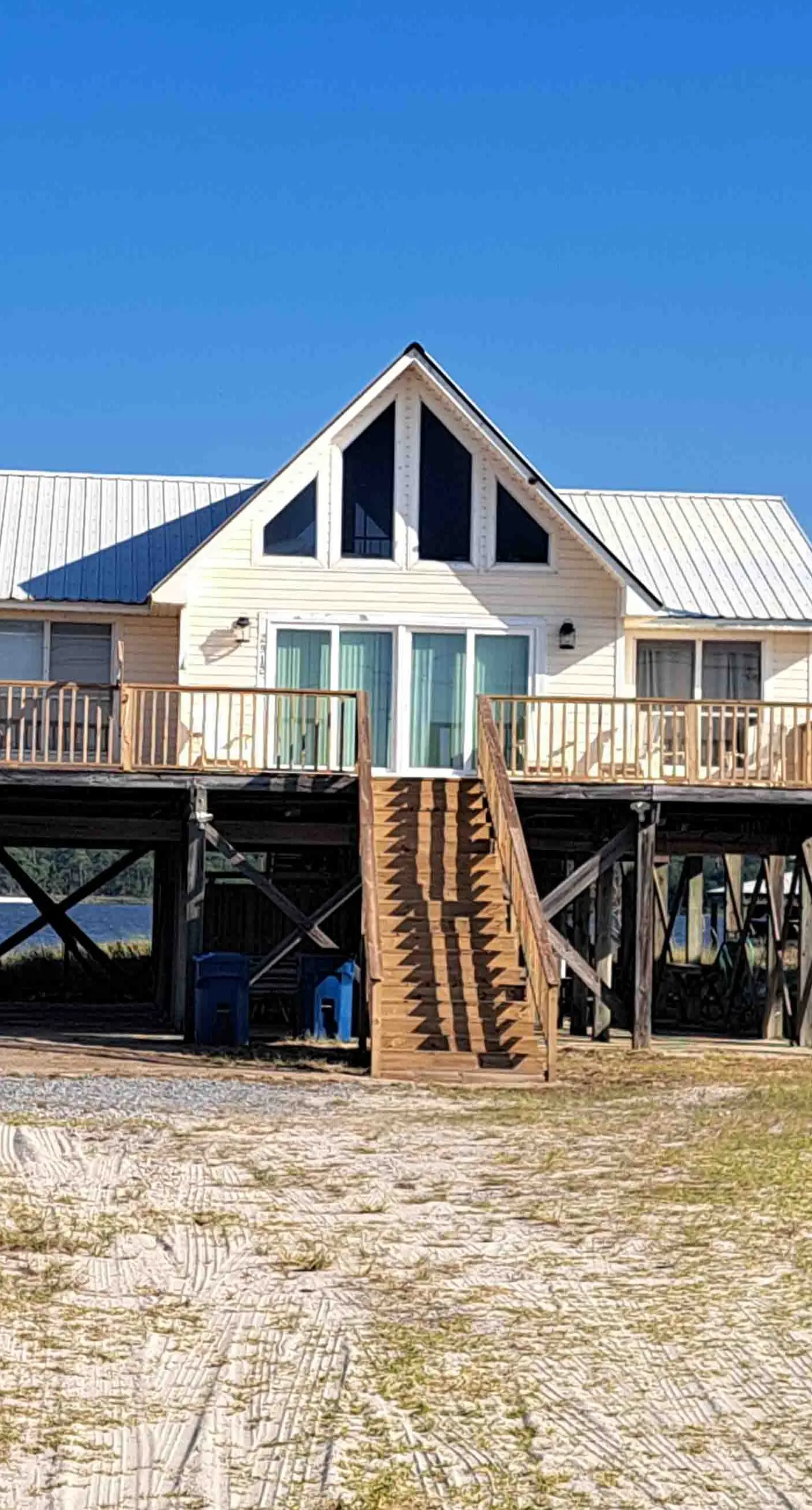Dog friendly home with private beach, internet and washer and dryer