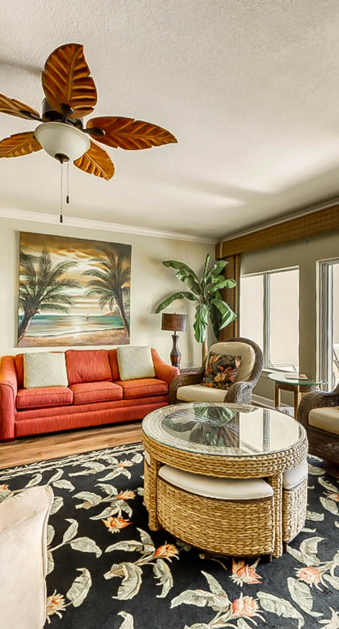 Beachfront condo w/ private balcony & shared pools, gym & sauna