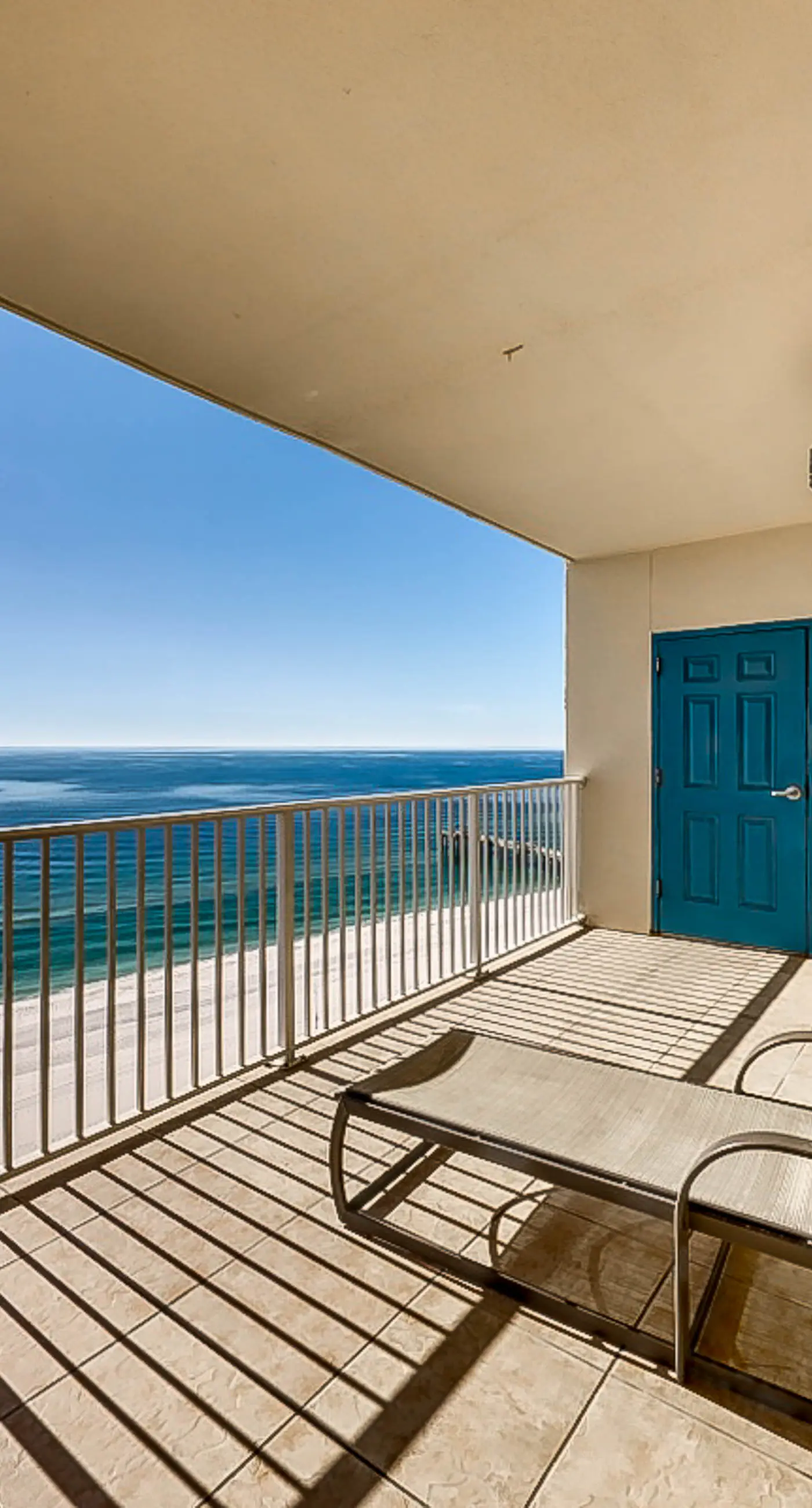 Beachfront condo w/ private balcony & shared pools, gym & sauna