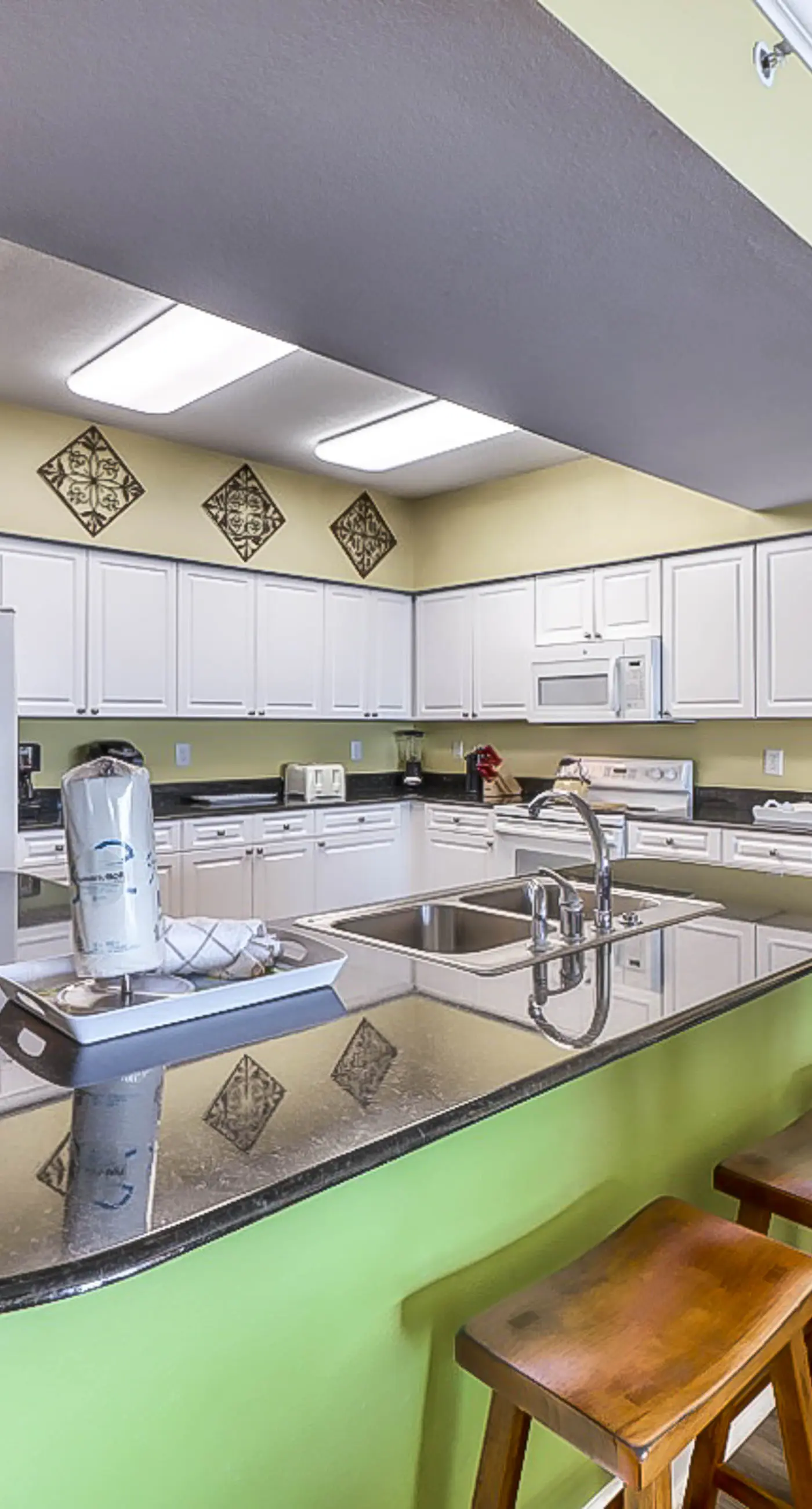 Beachfront condo w/ private balcony & shared pools, gym & sauna