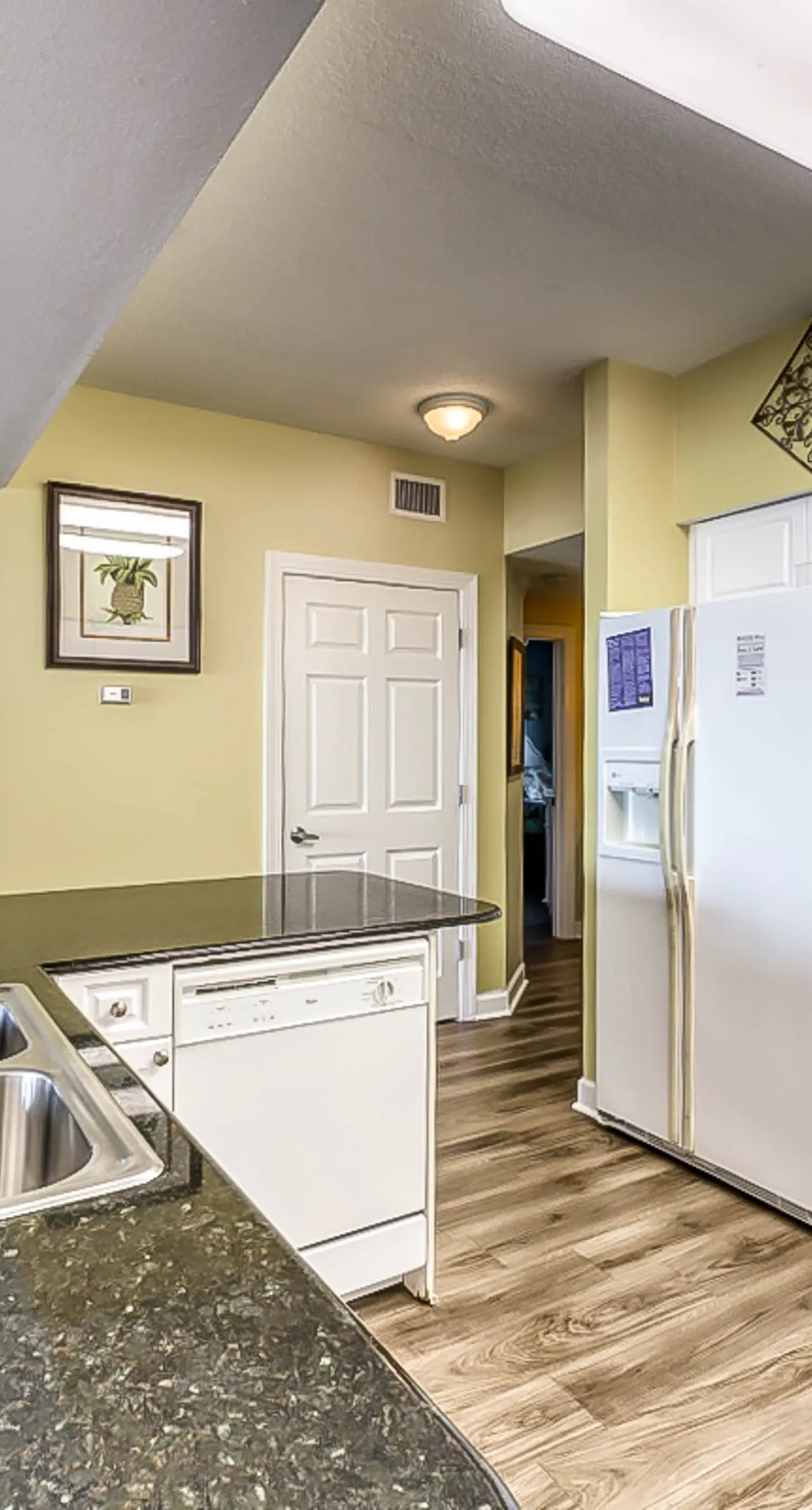 Beachfront condo w/ private balcony & shared pools, gym & sauna