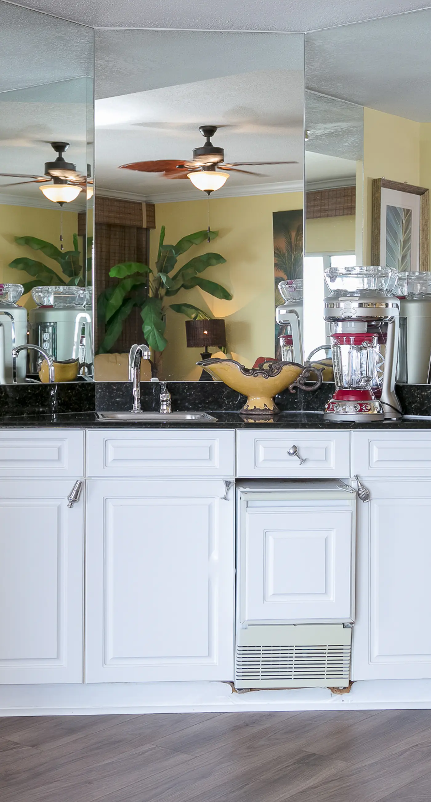 Beachfront condo w/ private balcony & shared pools, gym & sauna