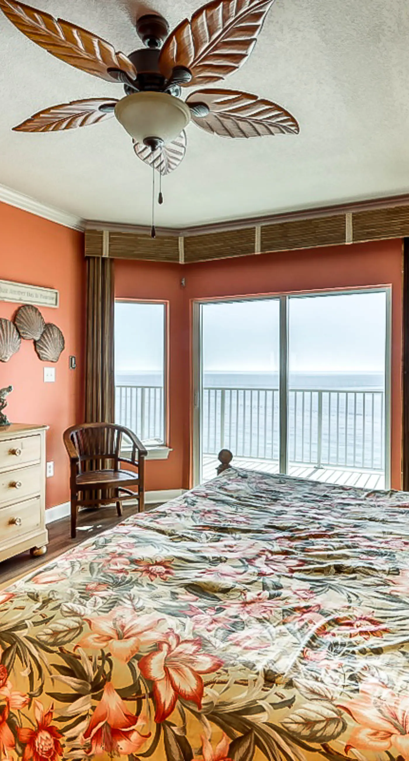 Beachfront condo w/ private balcony & shared pools, gym & sauna