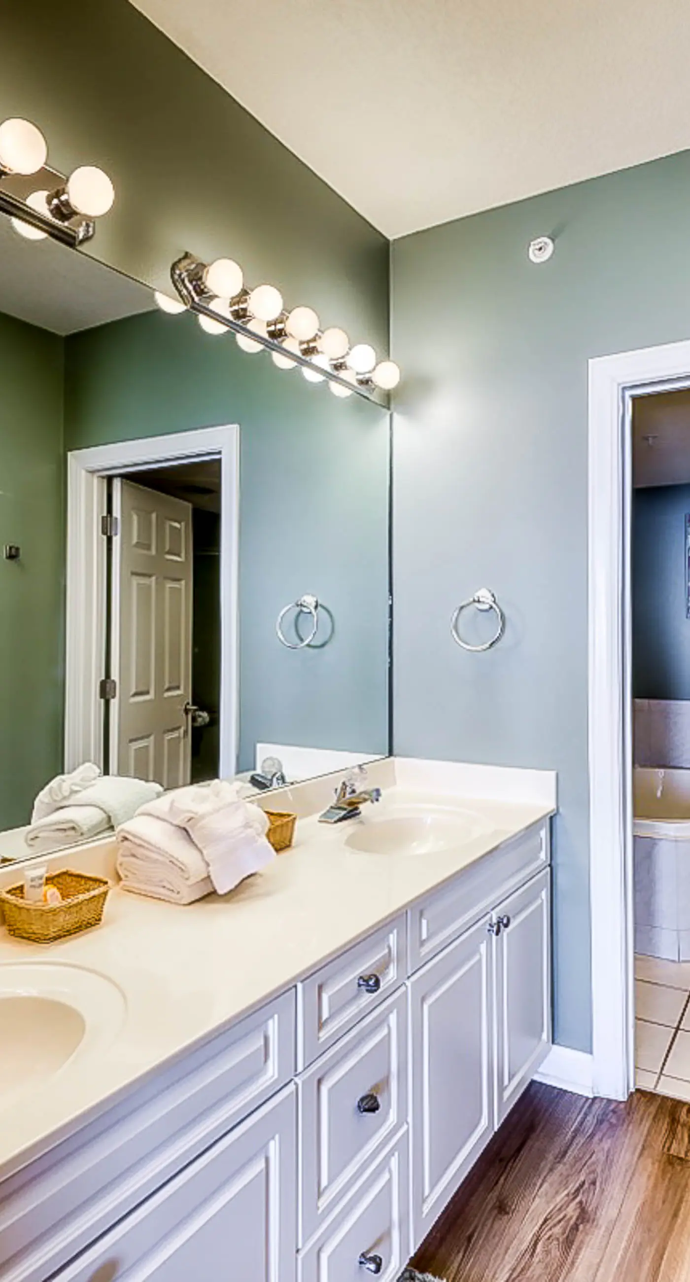 Beachfront condo w/ private balcony & shared pools, gym & sauna