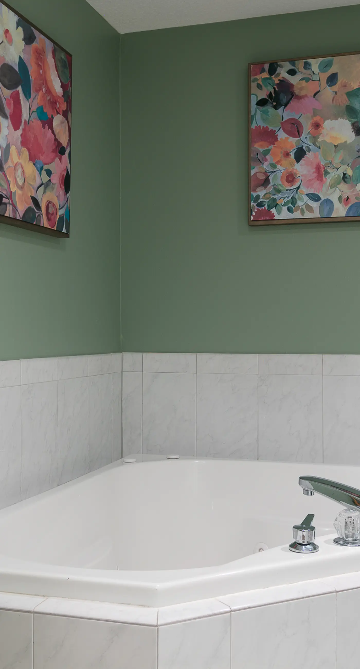 Beachfront condo w/ private balcony & shared pools, gym & sauna