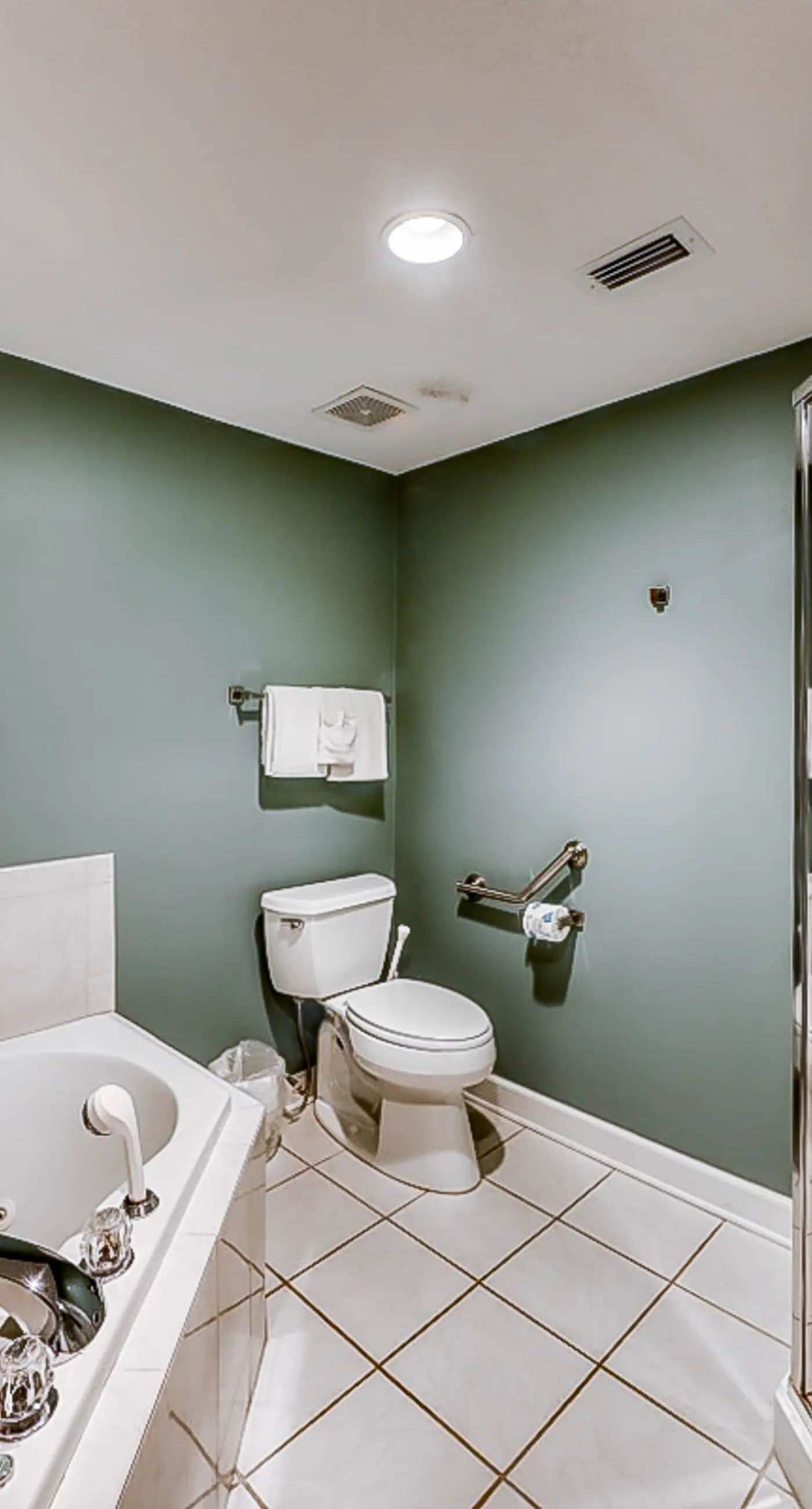 Beachfront condo w/ private balcony & shared pools, gym & sauna