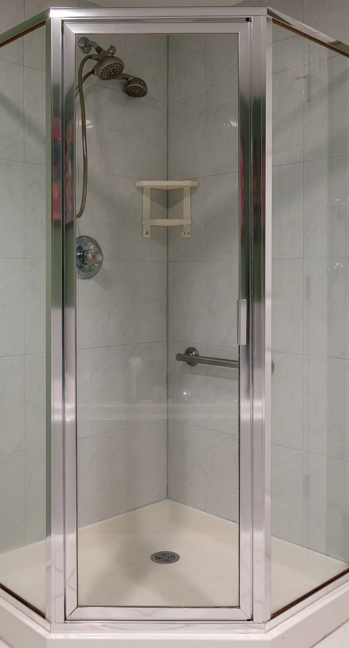 Beachfront condo w/ private balcony & shared pools, gym & sauna