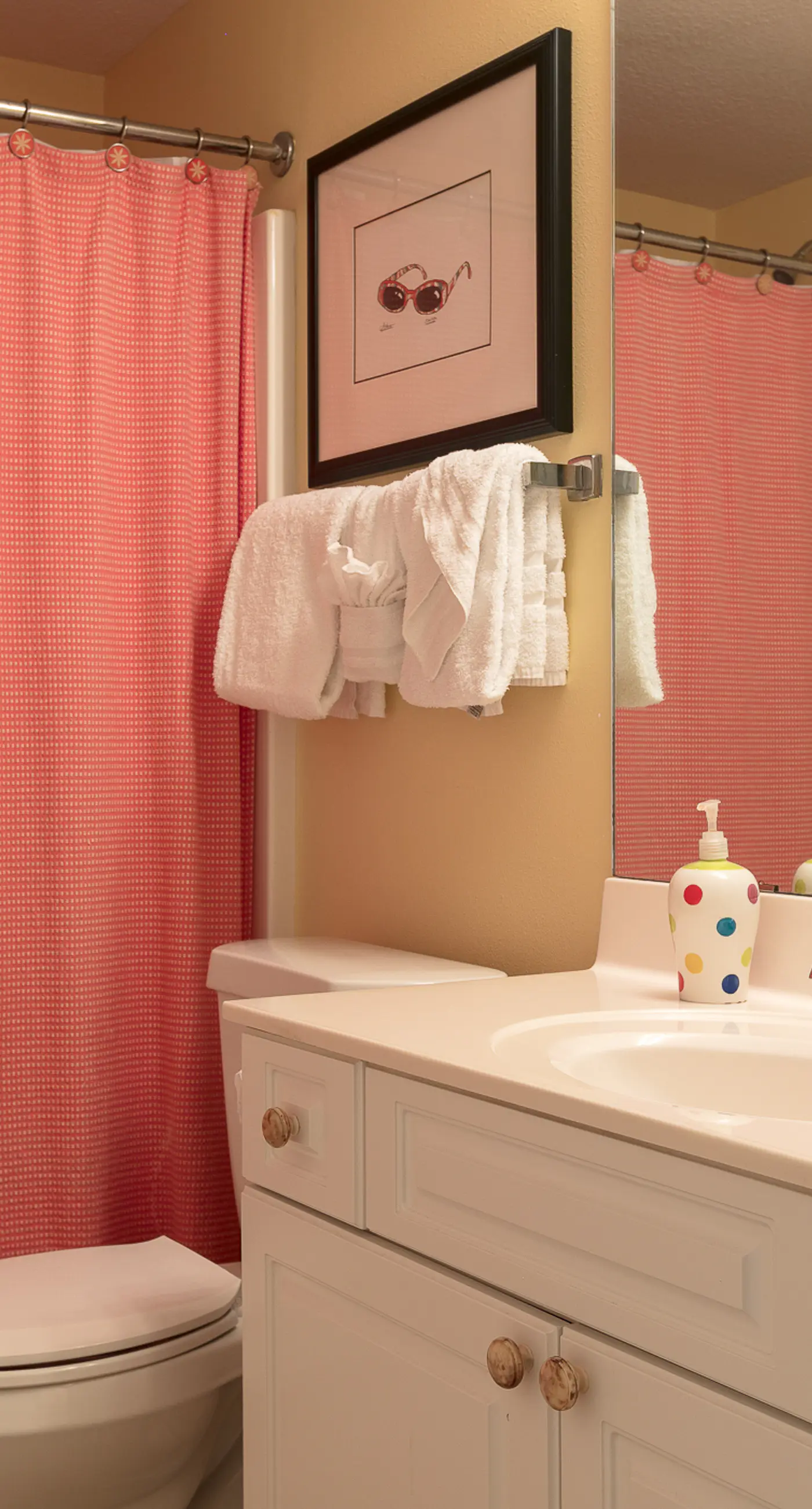 Beachfront condo w/ private balcony & shared pools, gym & sauna