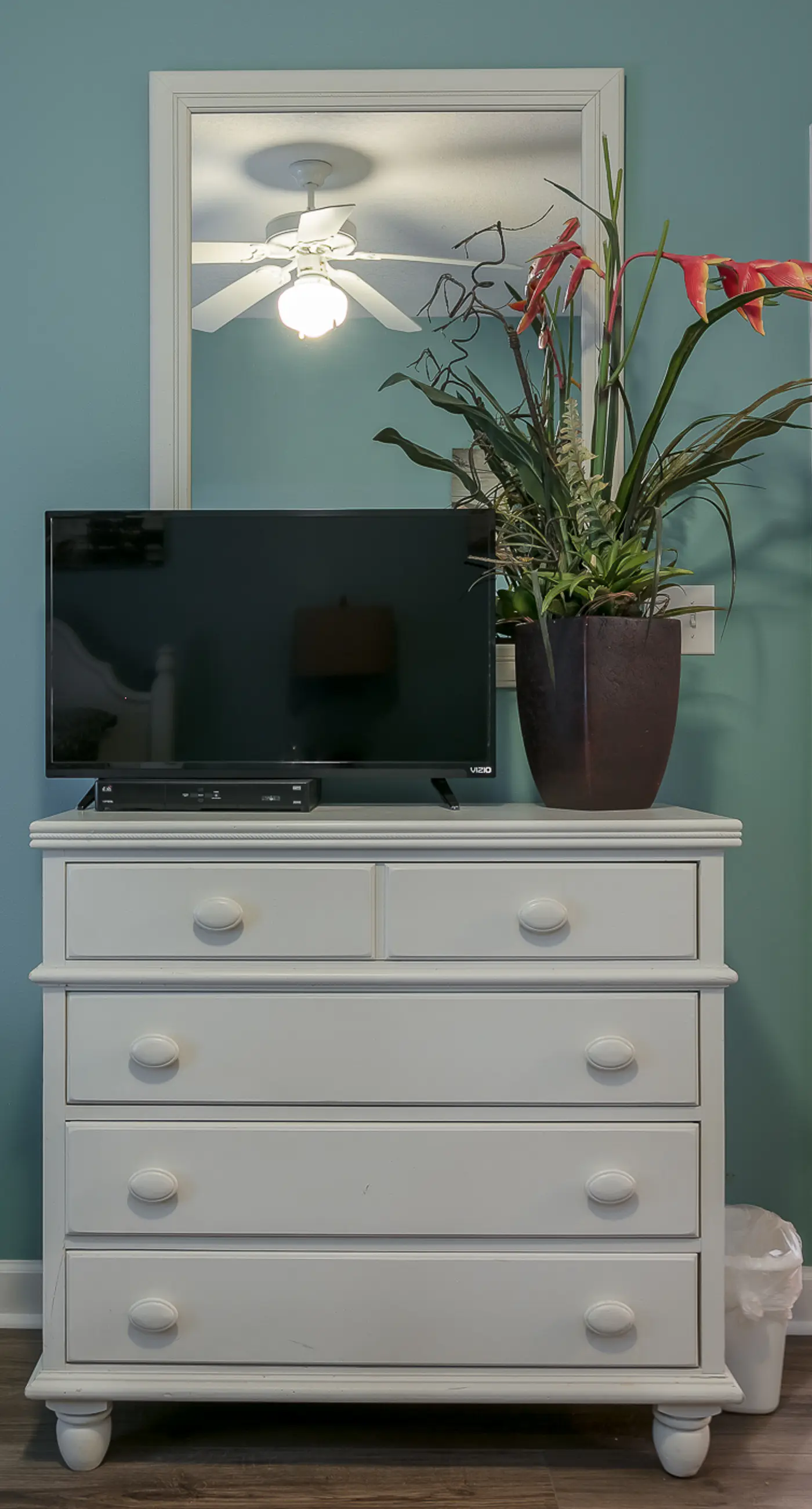 Beachfront condo w/ private balcony & shared pools, gym & sauna