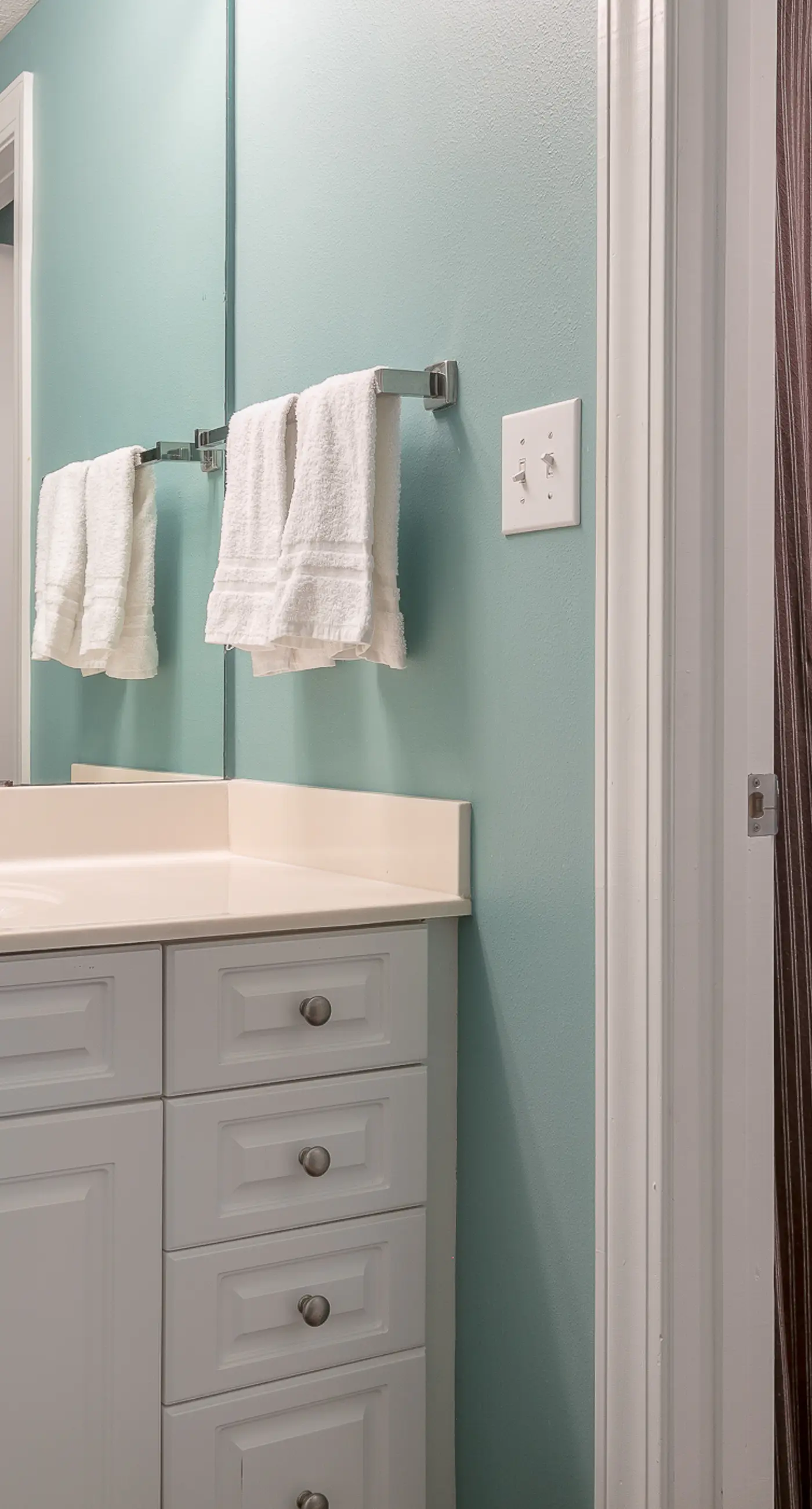 Beachfront condo w/ private balcony & shared pools, gym & sauna