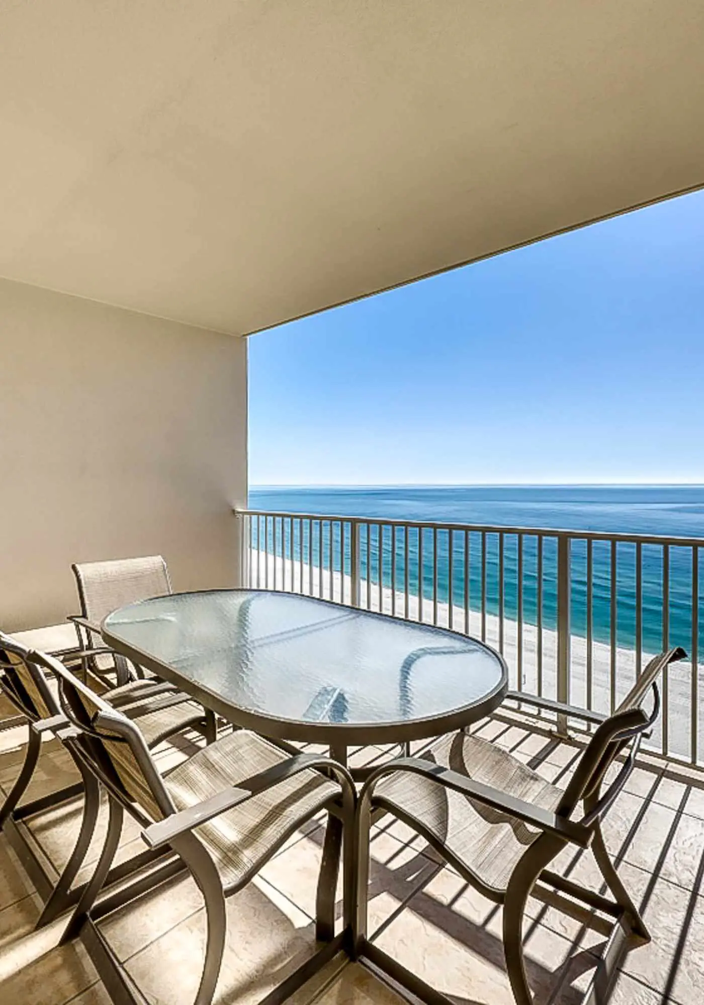 Beachfront condo w/ private balcony & shared pools, gym & sauna