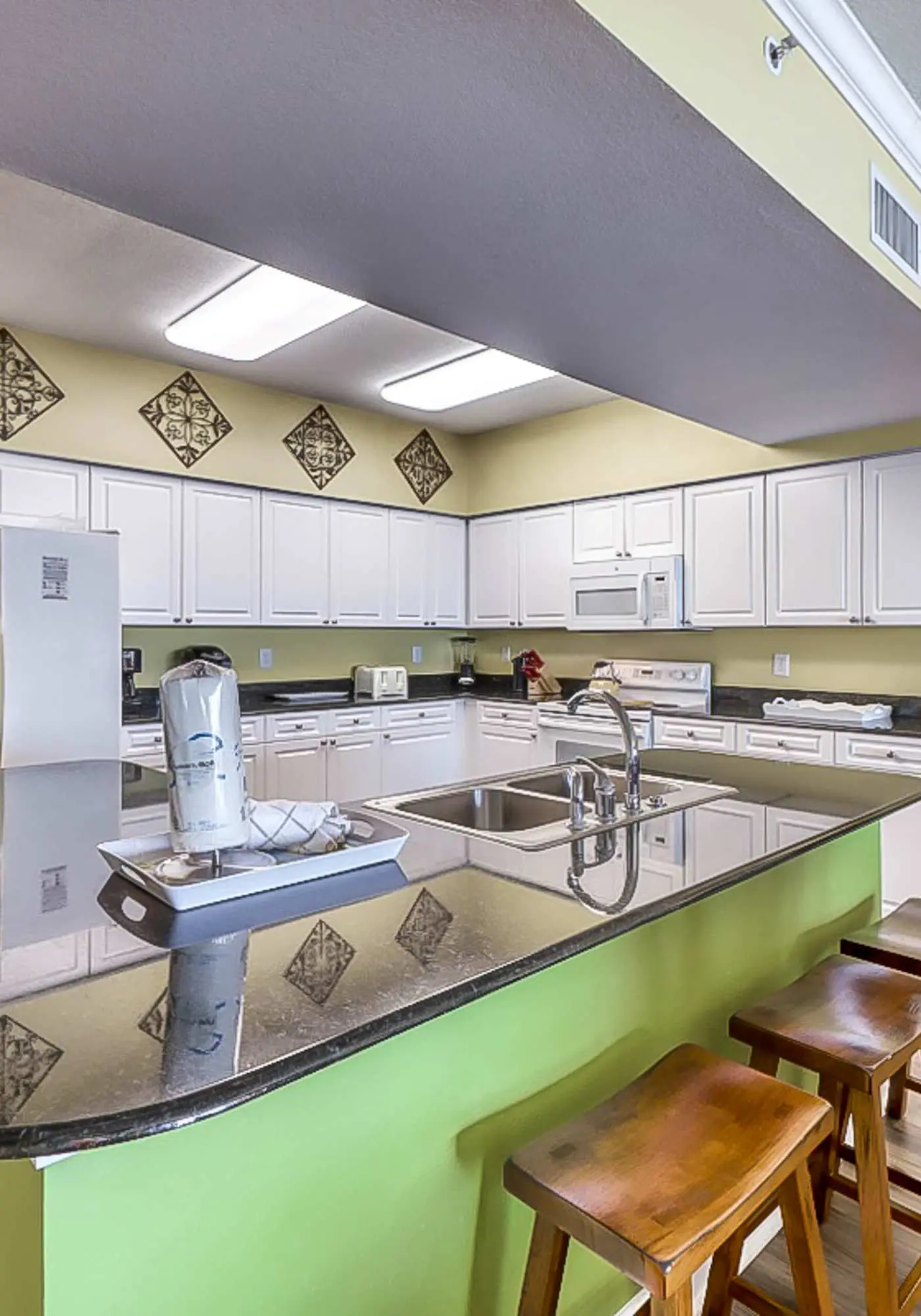 Beachfront condo w/ private balcony & shared pools, gym & sauna