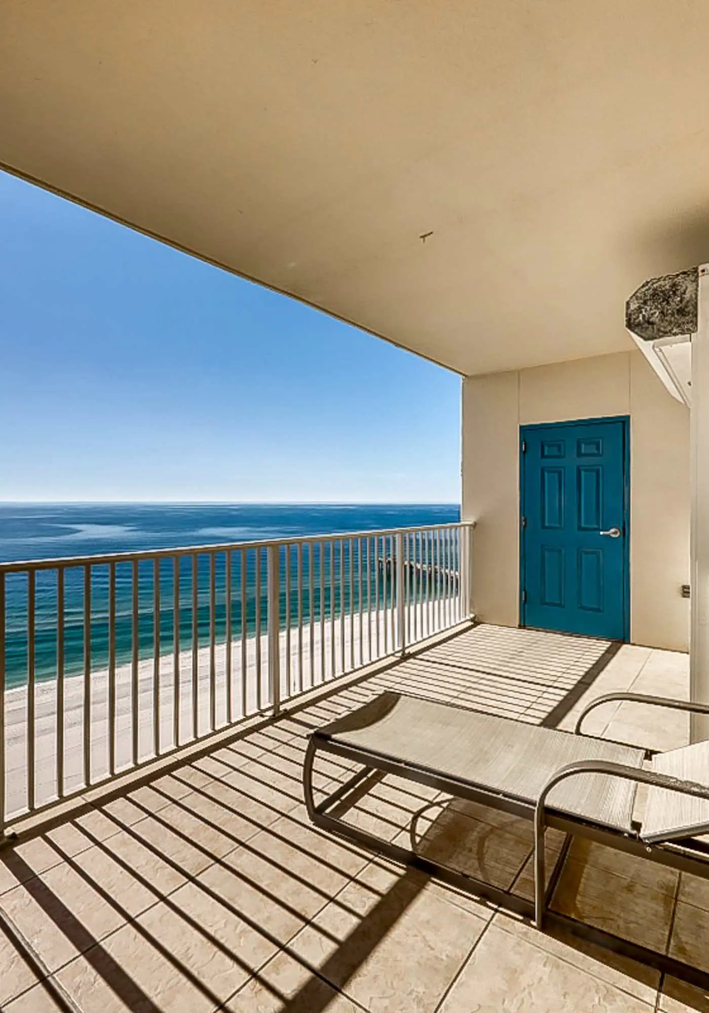 Beachfront condo w/ private balcony & shared pools, gym & sauna