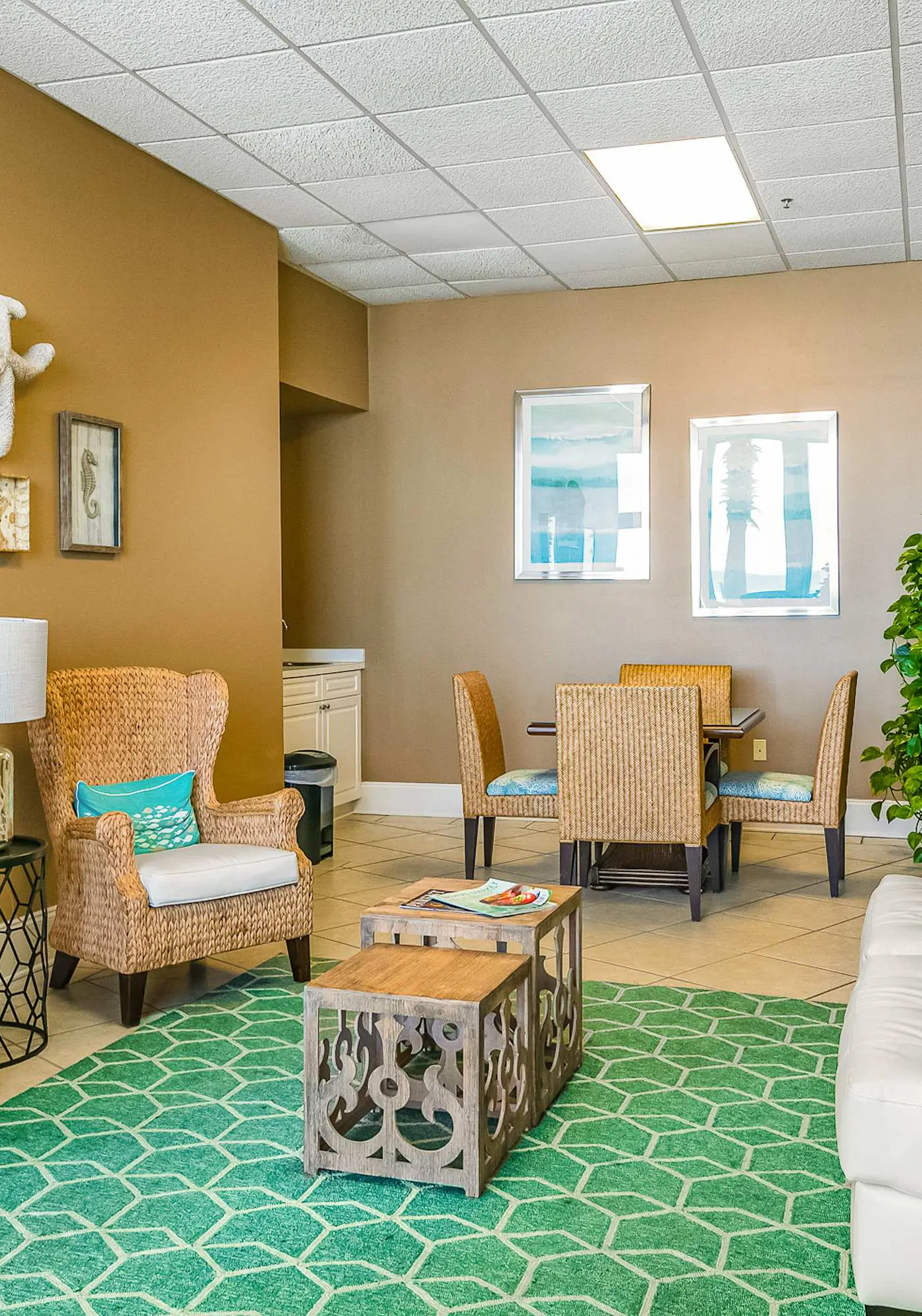 Beachfront condo w/ private balcony & shared pools, gym & sauna