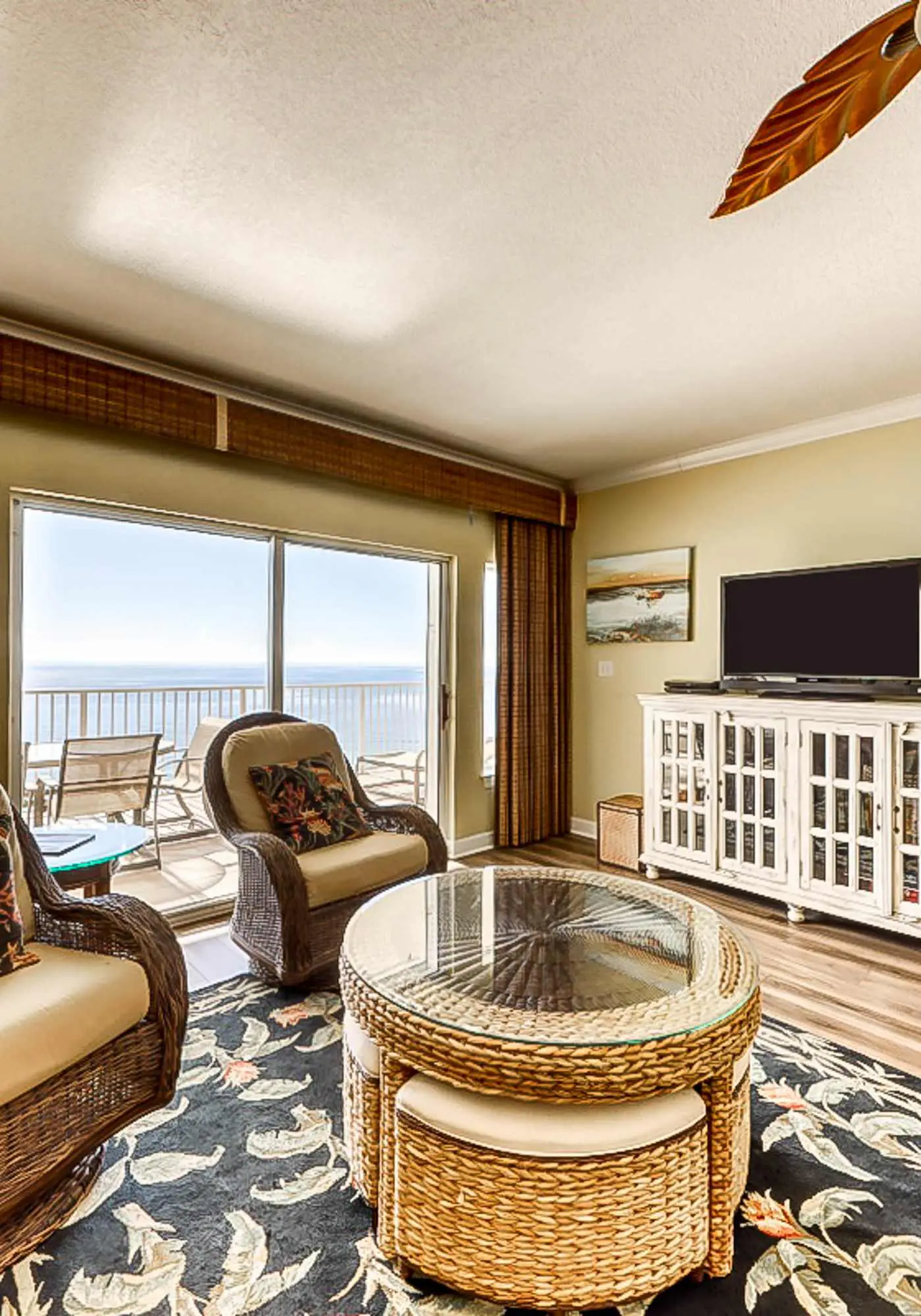 Beachfront condo w/ private balcony & shared pools, gym & sauna