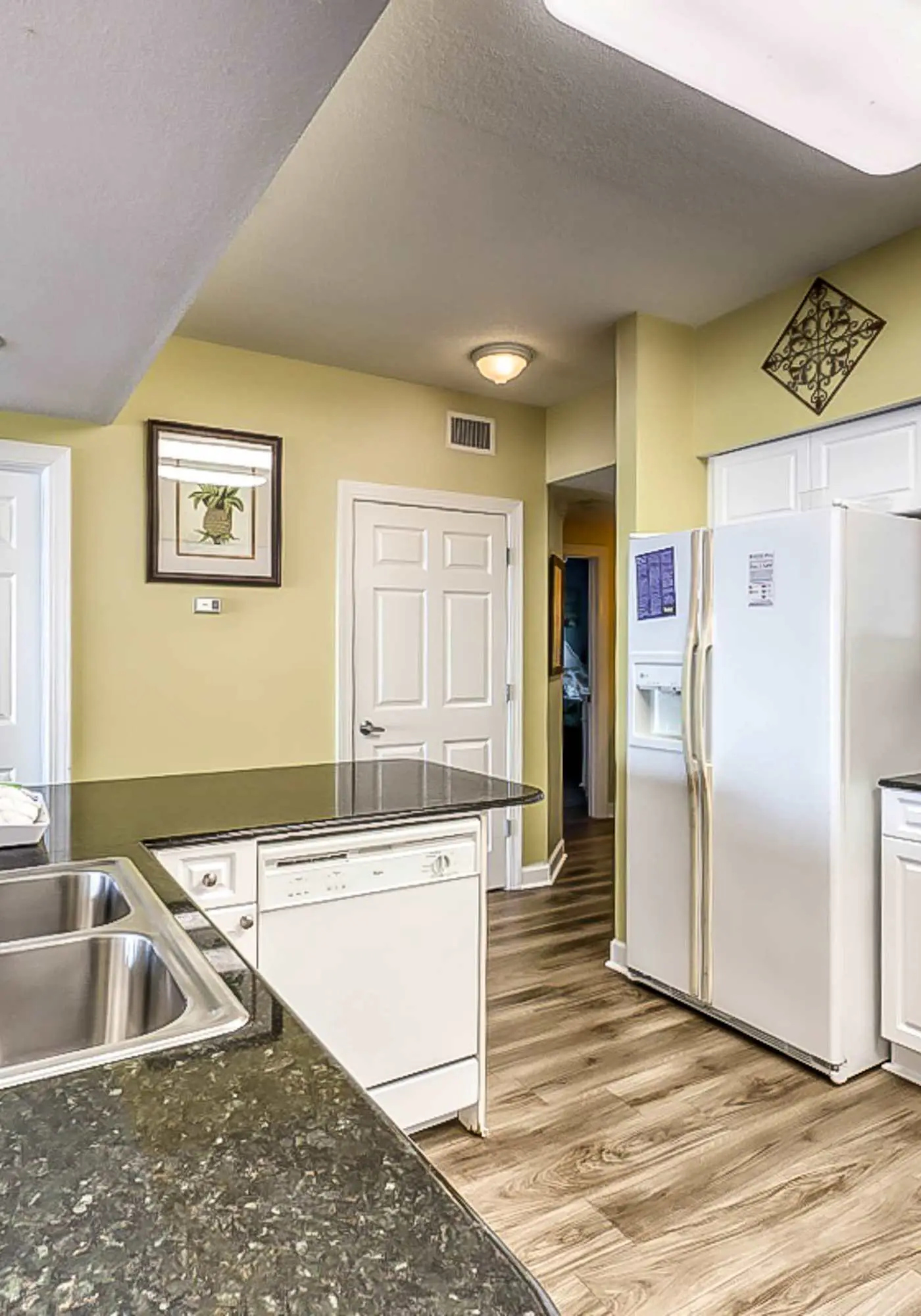 Beachfront condo w/ private balcony & shared pools, gym & sauna