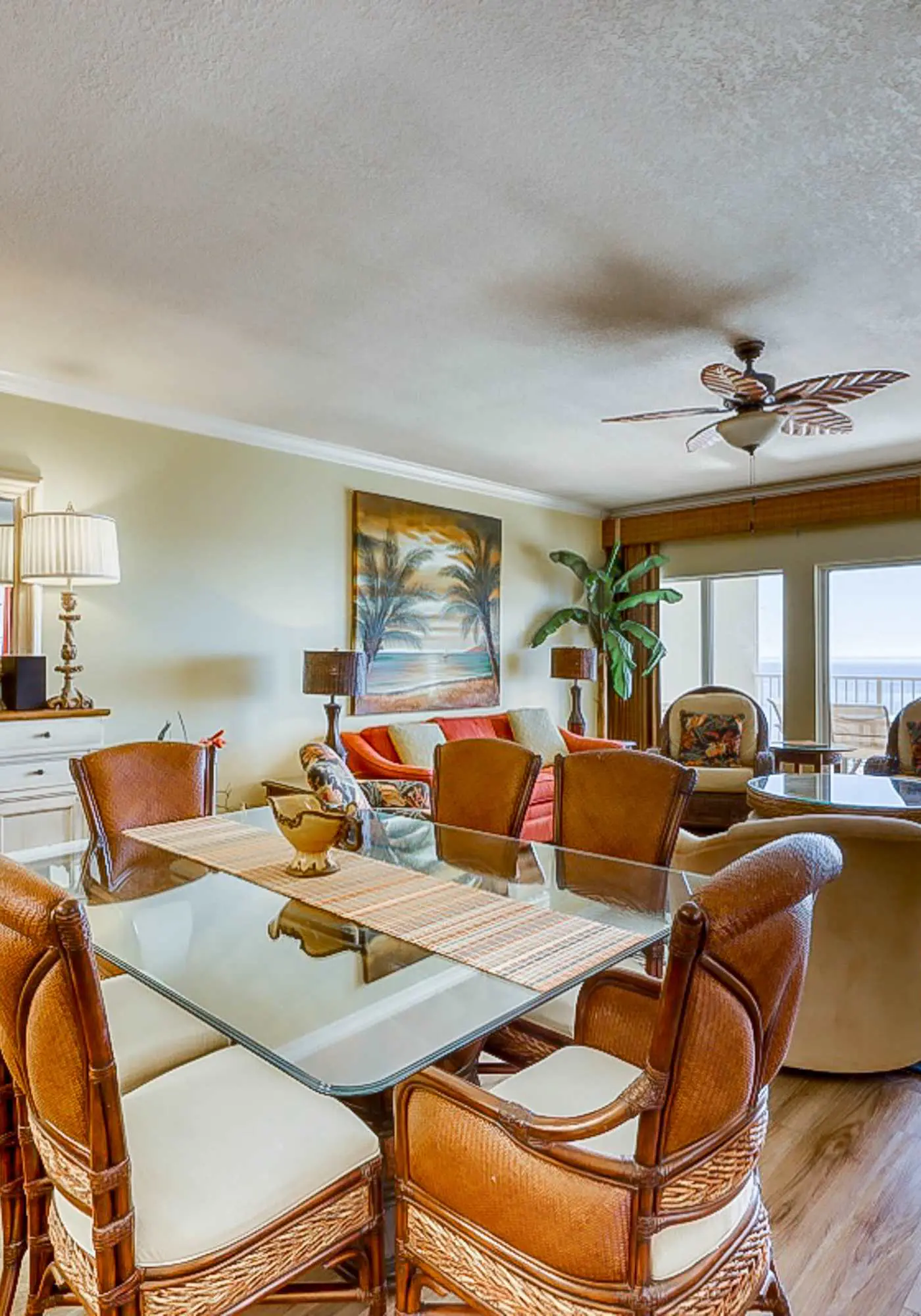 Beachfront condo w/ private balcony & shared pools, gym & sauna