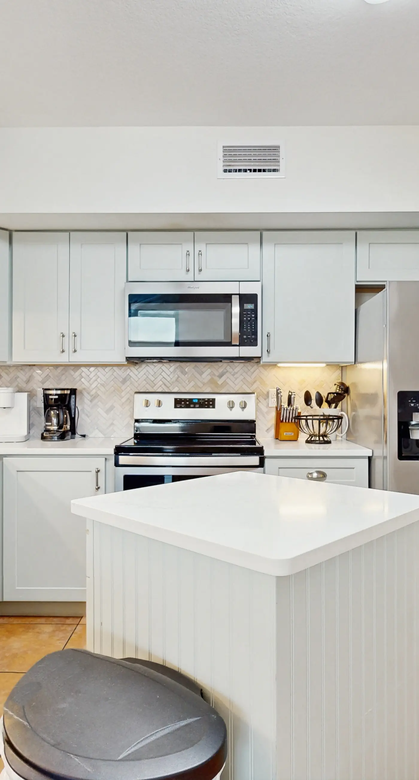 Stunning Gulf front condo w/ a spacious layout, shared pools, & fitness room