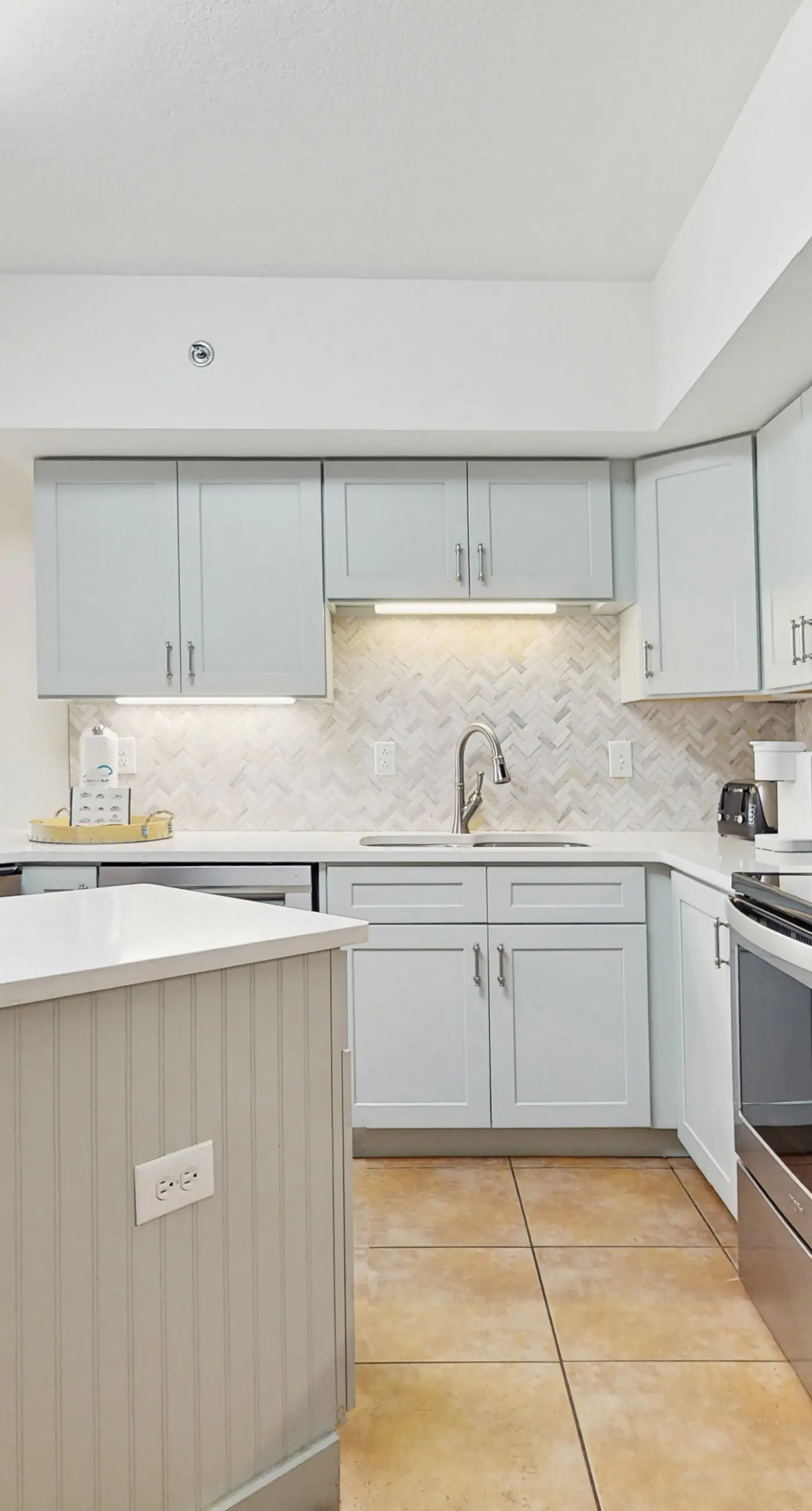 Stunning Gulf front condo w/ a spacious layout, shared pools, & fitness room