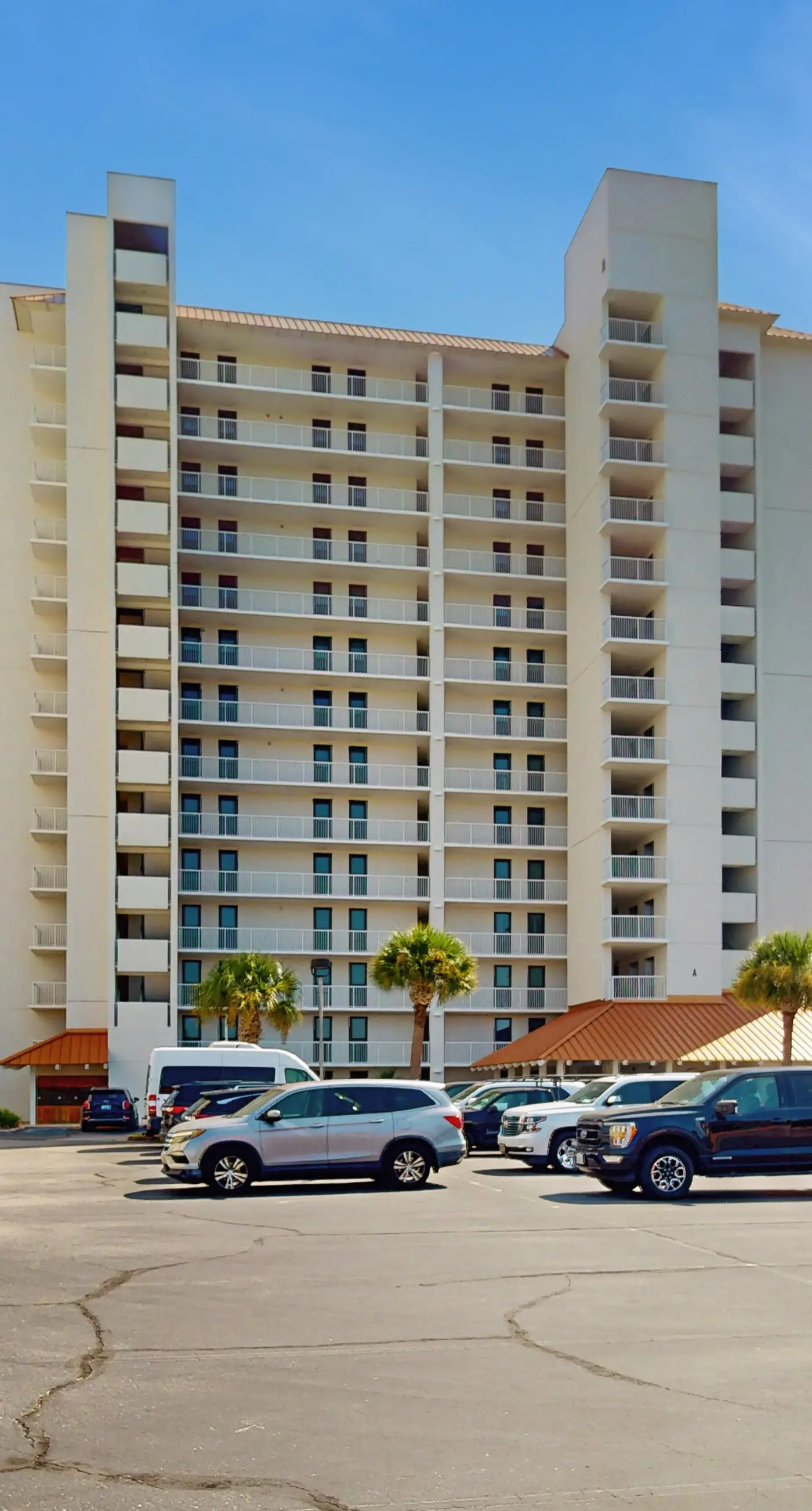 Stunning Gulf front condo w/ a spacious layout, shared pools, & fitness room