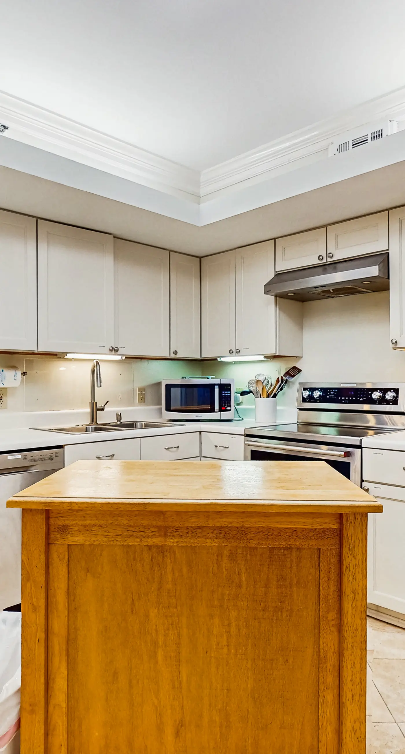 High-rise, Gulf-front condo with a balcony, pools, gym & tennis