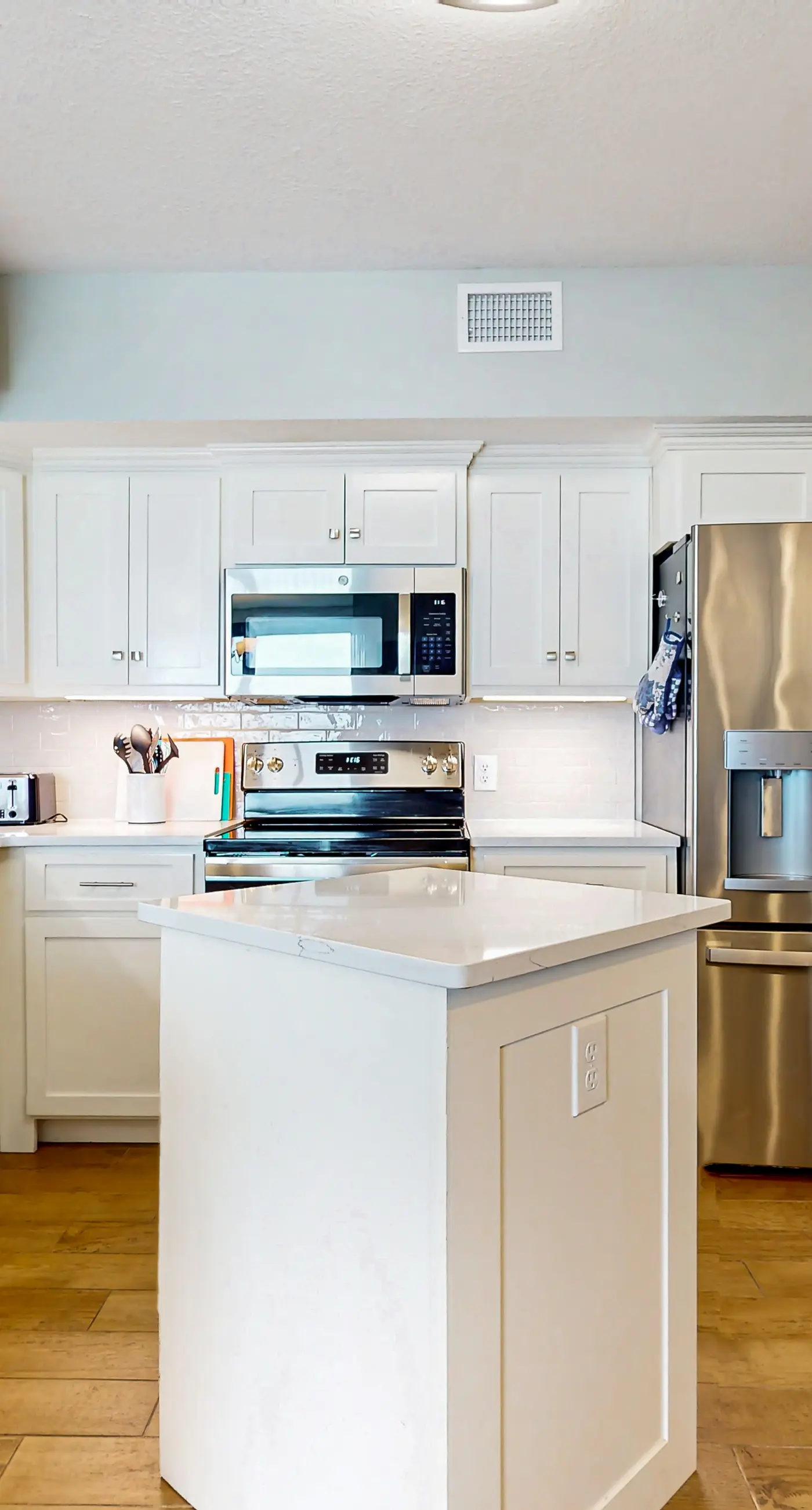 Gulf-front condo with balcony, hot tub & pools - snowbird-friendly