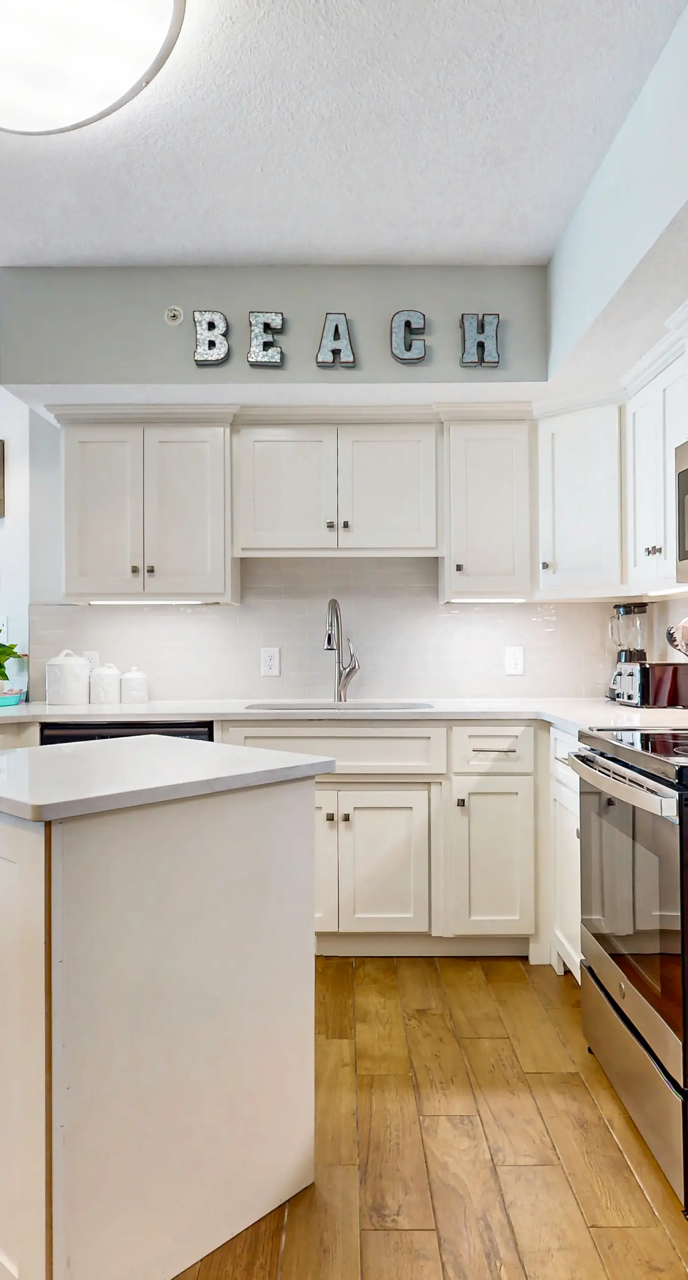 Gulf-front condo with balcony, hot tub & pools - snowbird-friendly