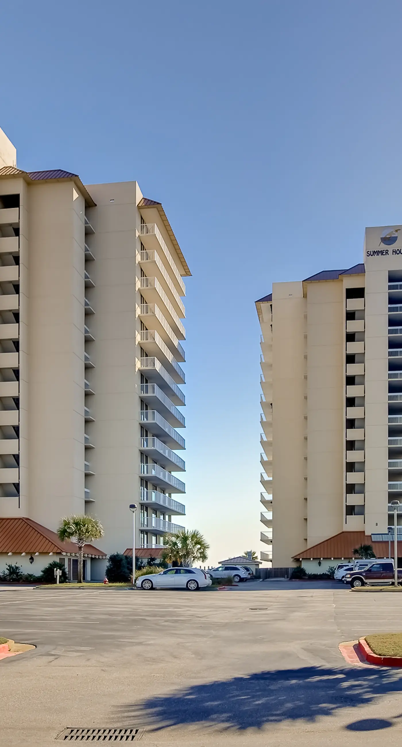 Gulf-front condo with balcony, hot tub & pools - snowbird-friendly