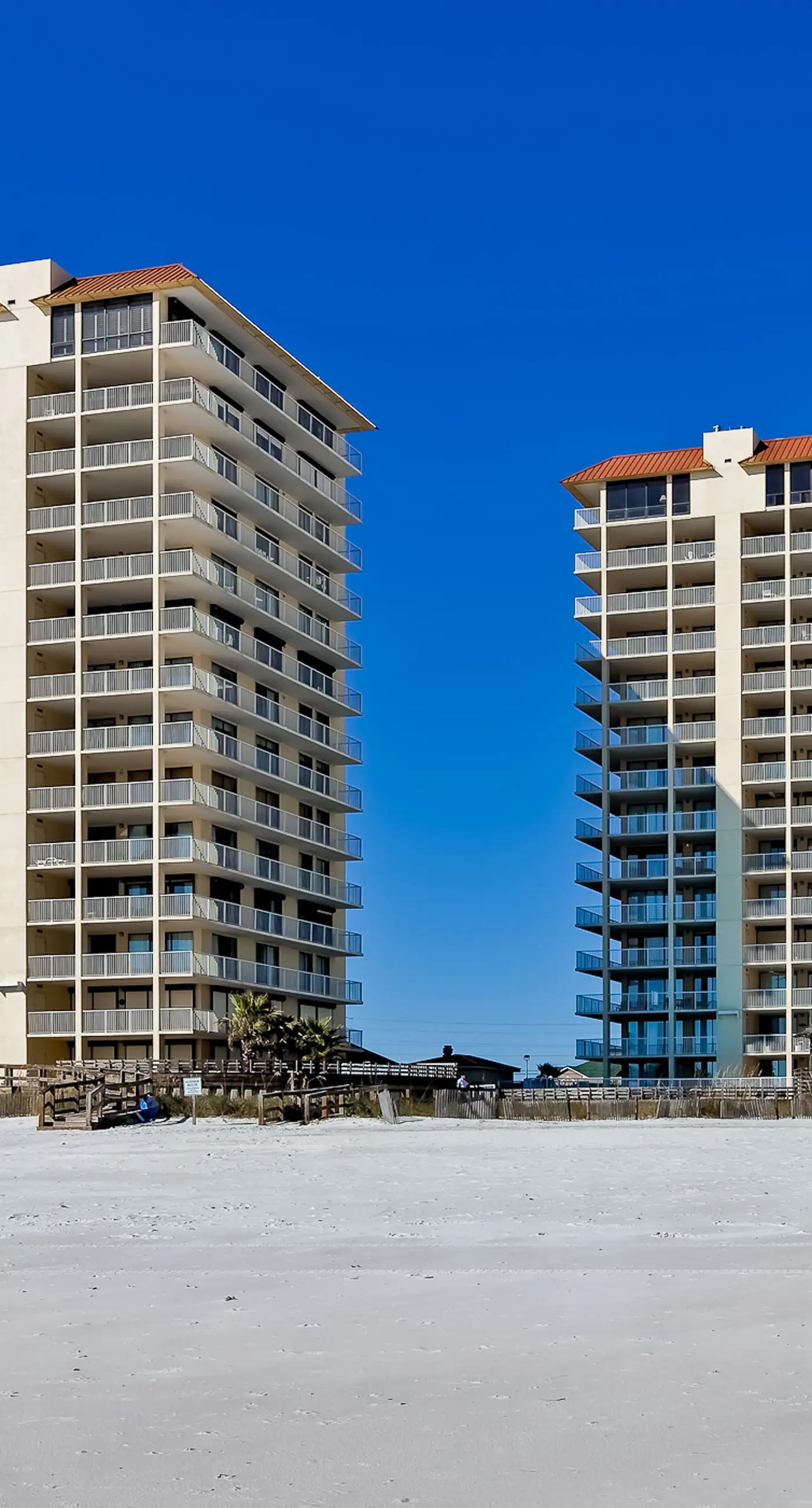 Gulf-front condo with balcony, hot tub & pools - snowbird-friendly