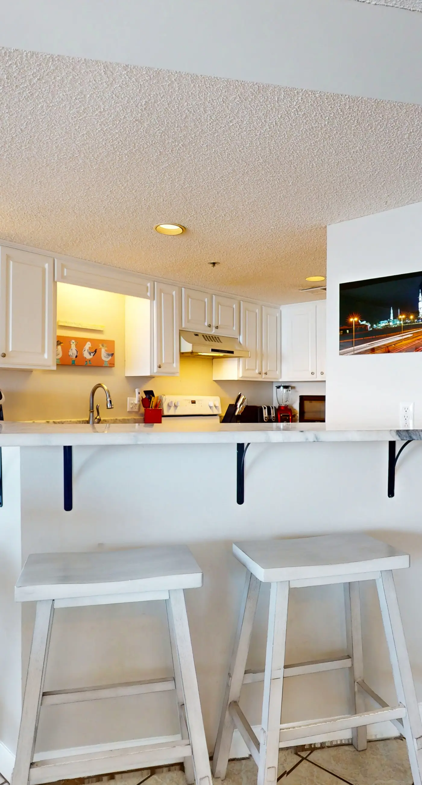 Beachfront condo w/ private, corner balcony, community pools, & a grilling area