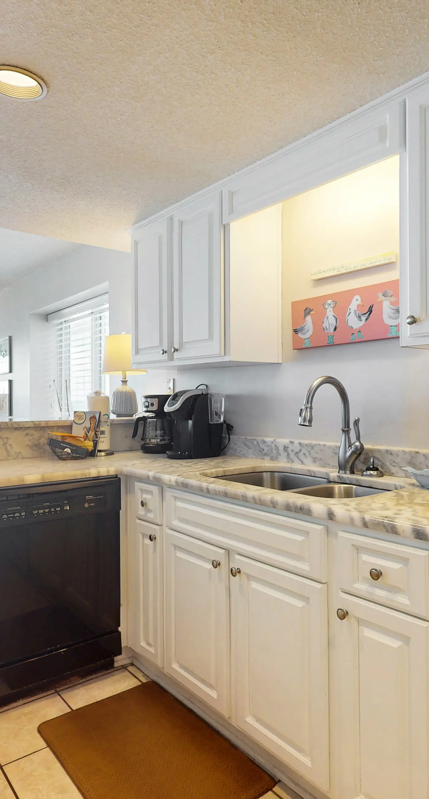 Beachfront condo w/ private, corner balcony, community pools, & a grilling area