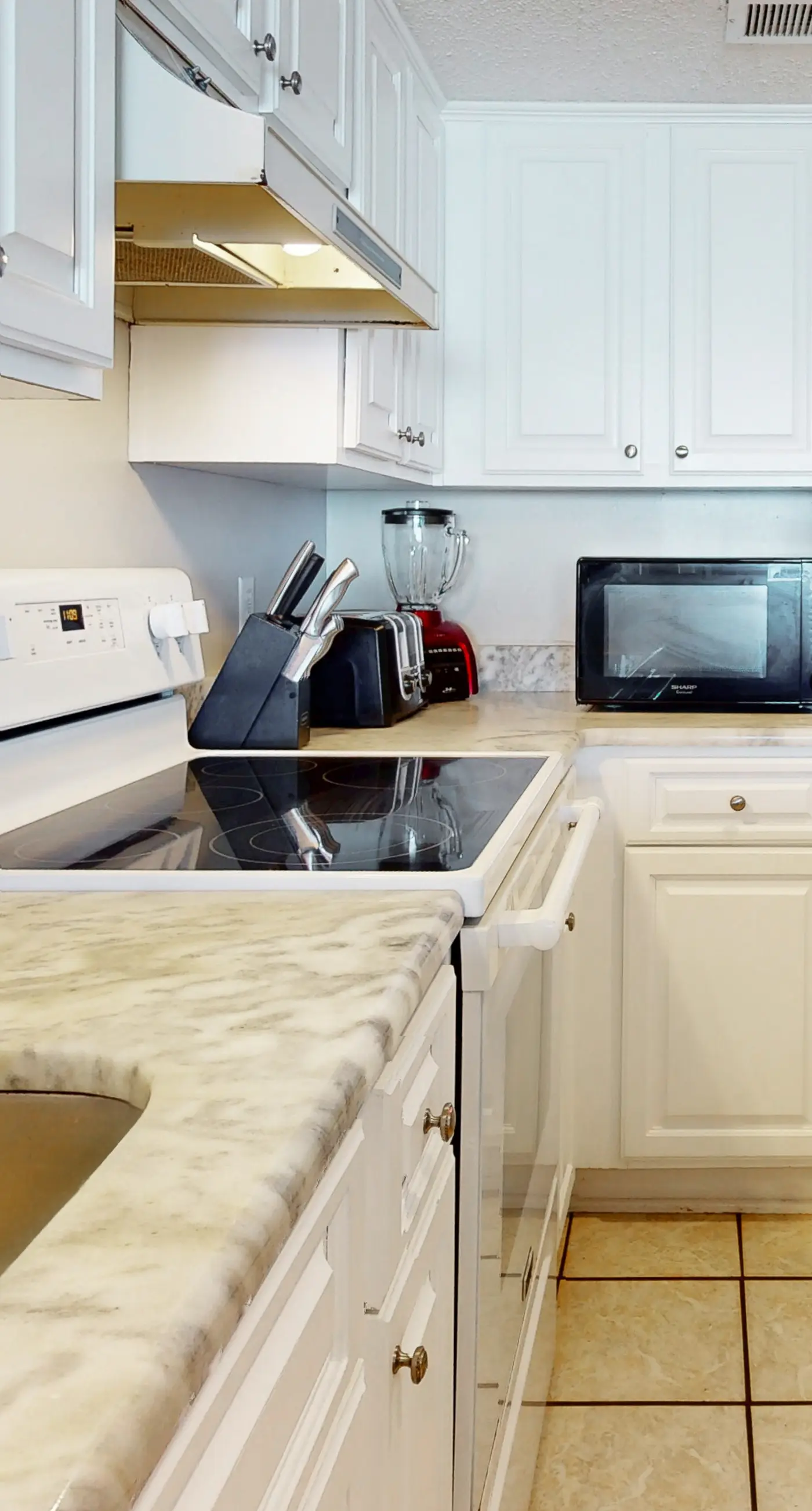 Beachfront condo w/ private, corner balcony, community pools, & a grilling area