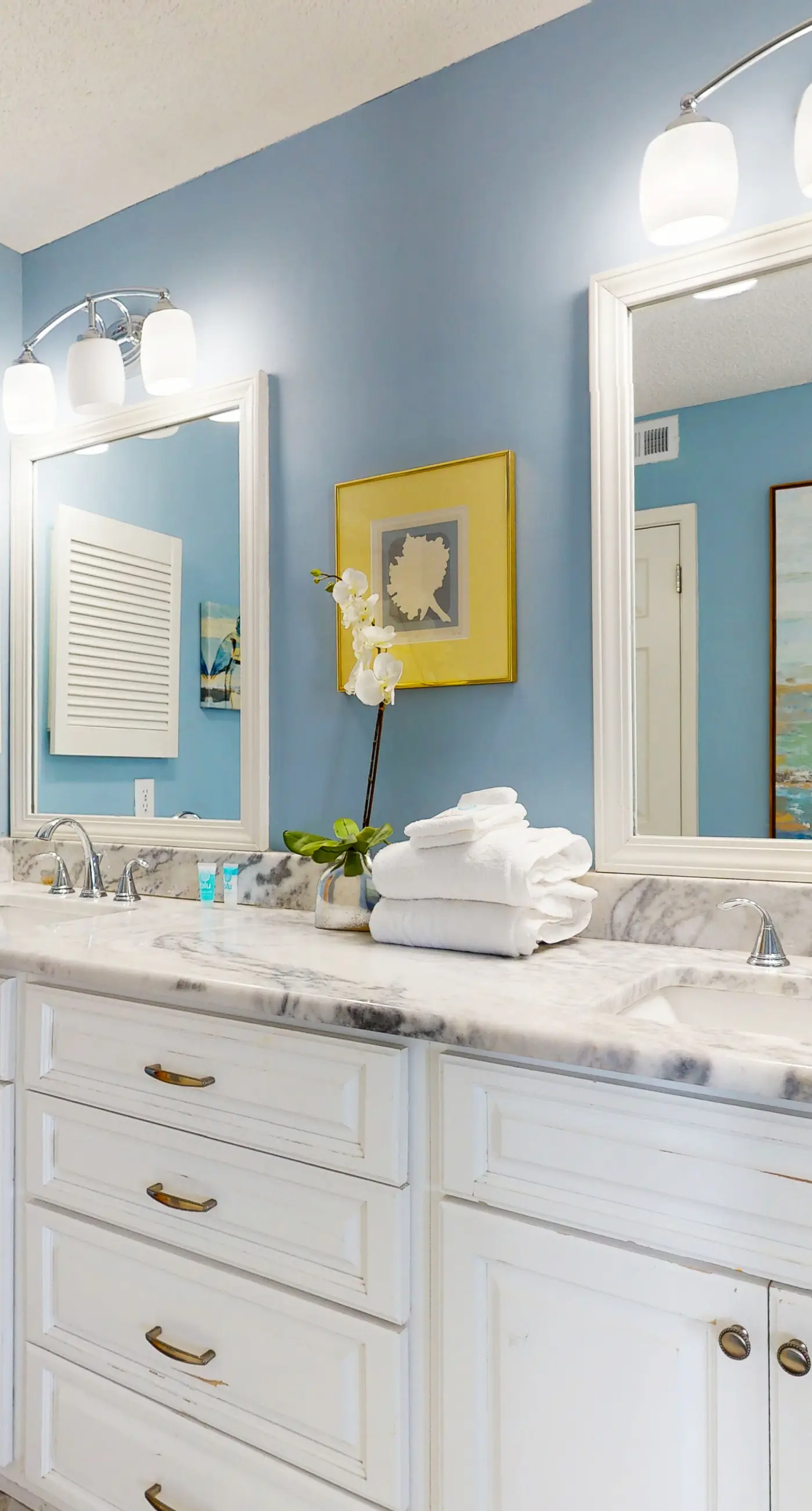 Beachfront condo w/ private, corner balcony, community pools, & a grilling area