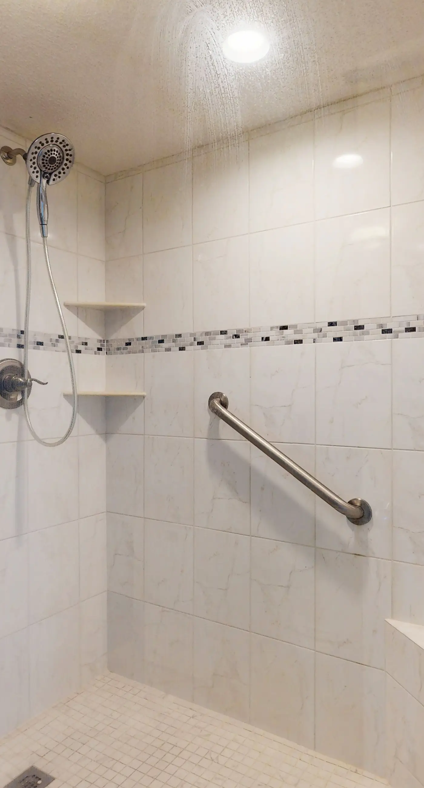 Beachfront condo w/ private, corner balcony, community pools, & a grilling area