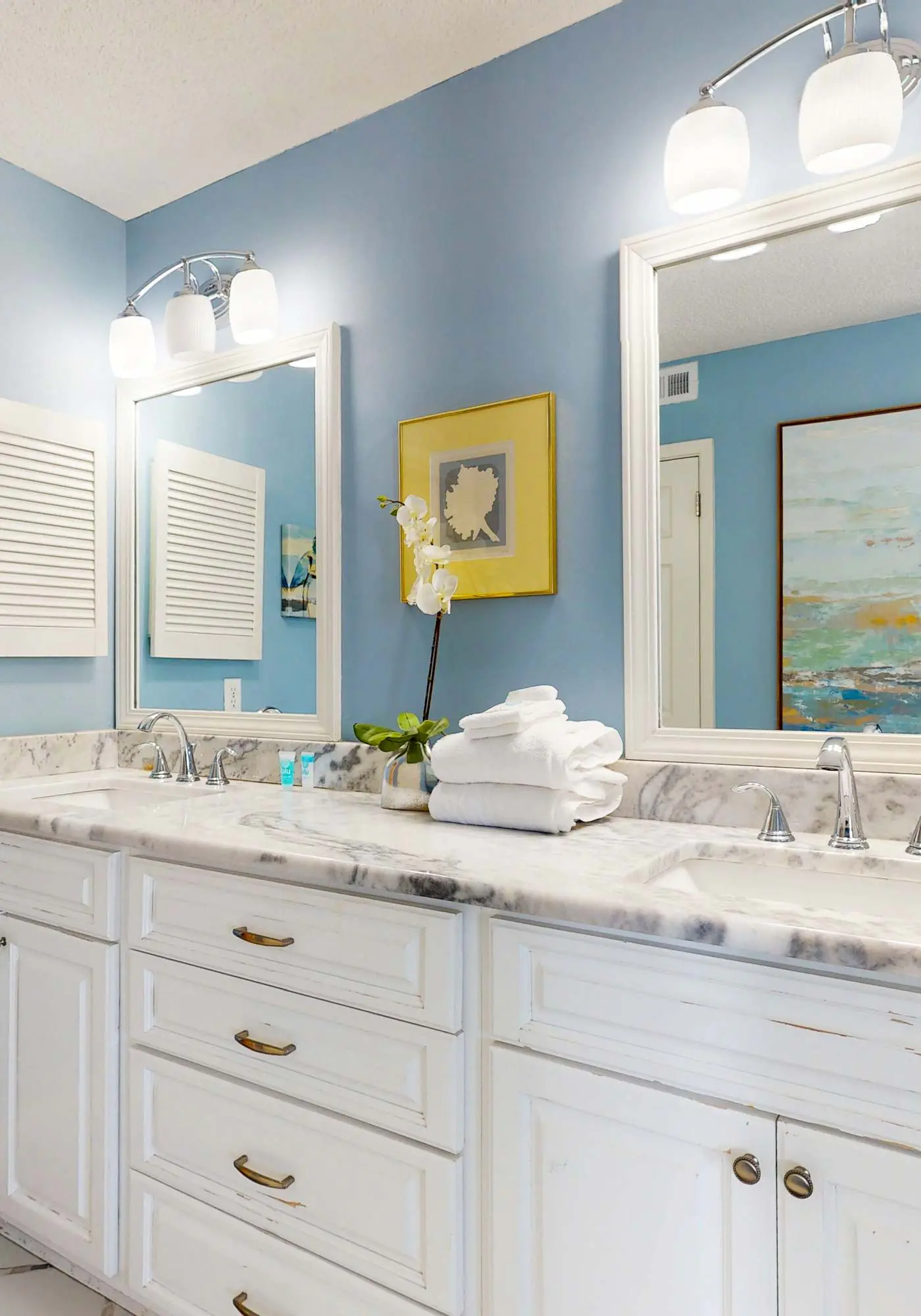 Beachfront condo w/ private, corner balcony, community pools, & a grilling area