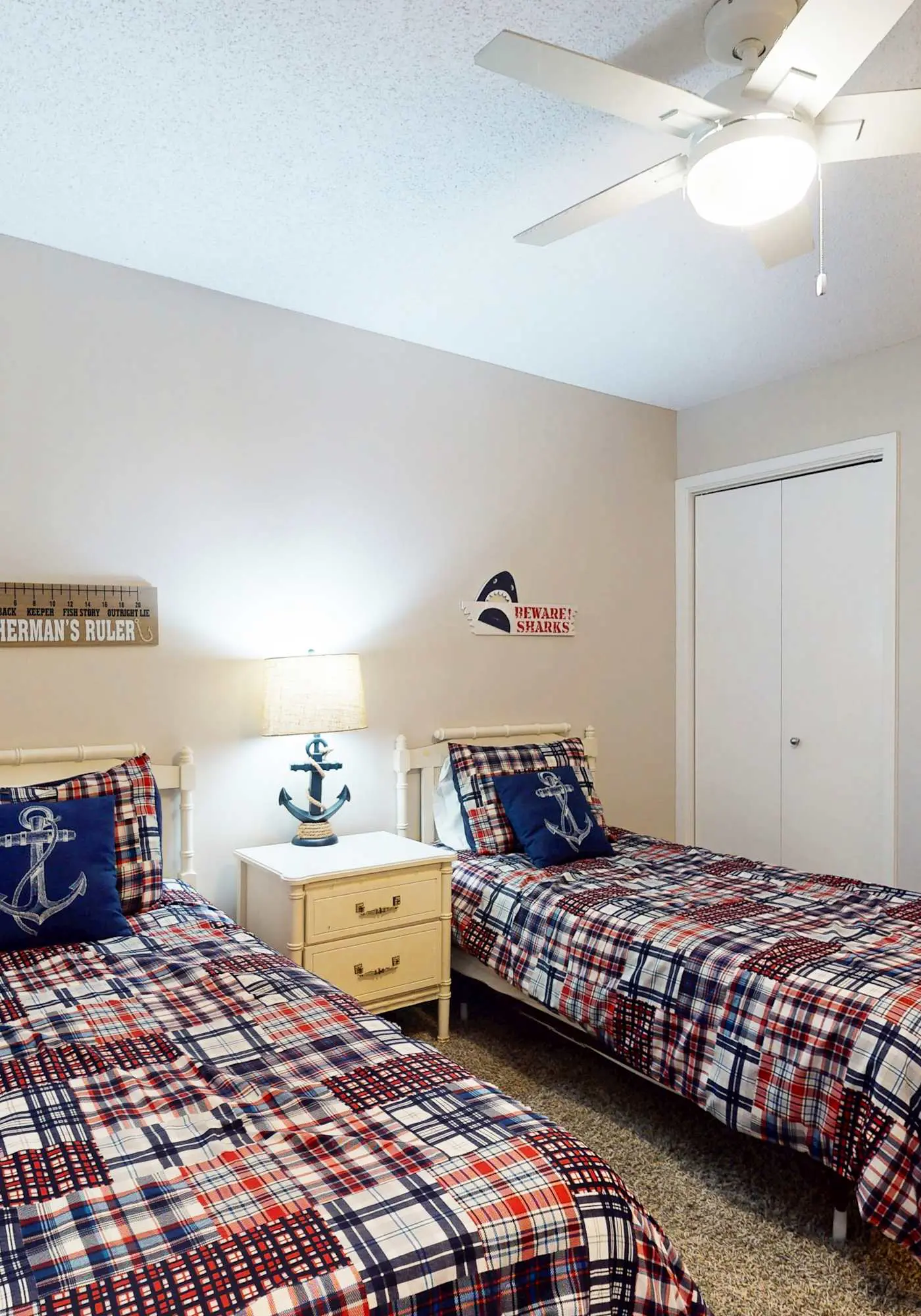 Beachfront condo w/ private, corner balcony, community pools, & a grilling area