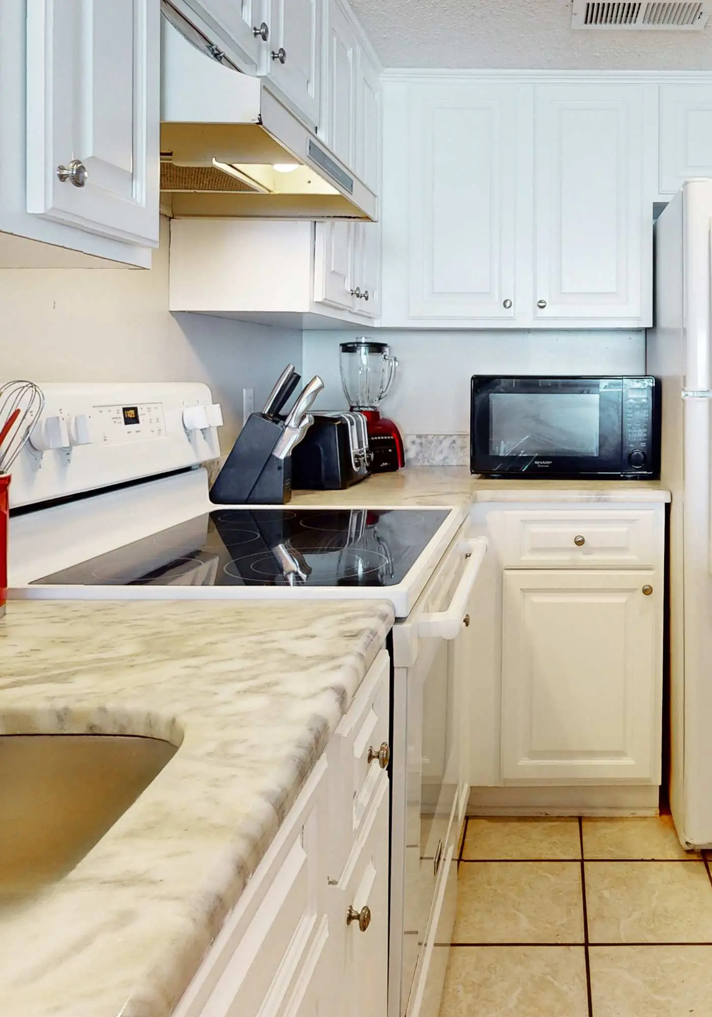 Beachfront condo w/ private, corner balcony, community pools, & a grilling area