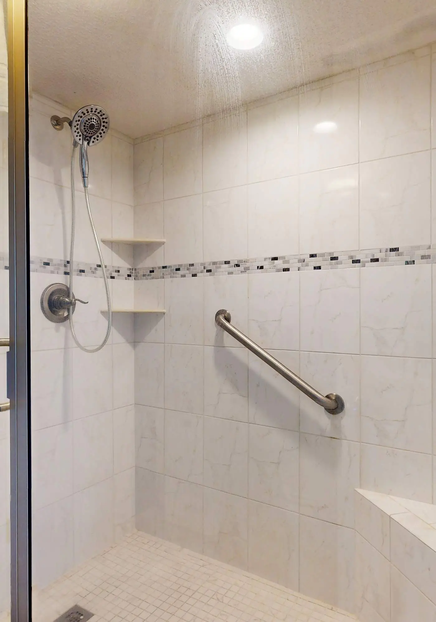 Beachfront condo w/ private, corner balcony, community pools, & a grilling area