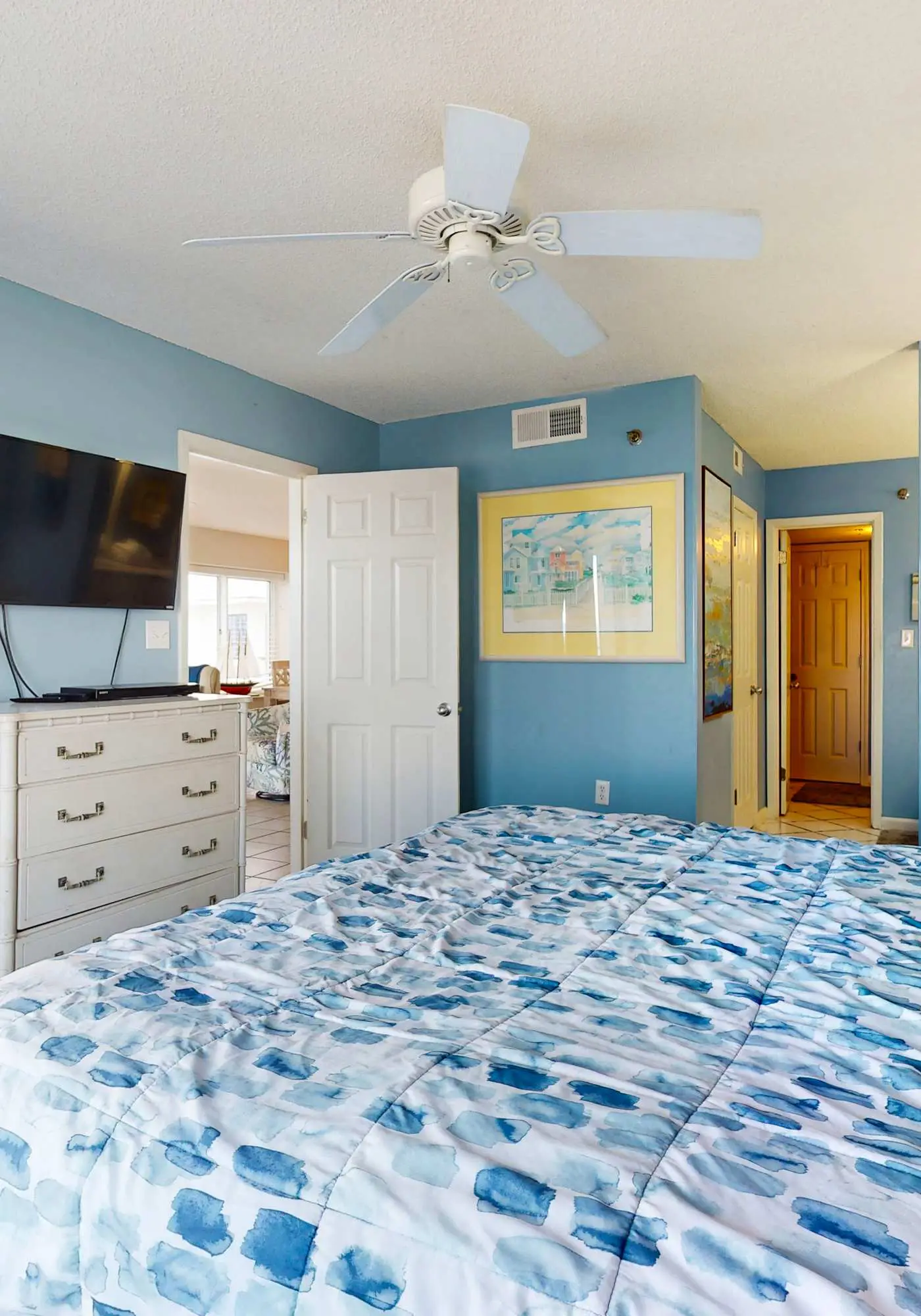 Beachfront condo w/ private, corner balcony, community pools, & a grilling area