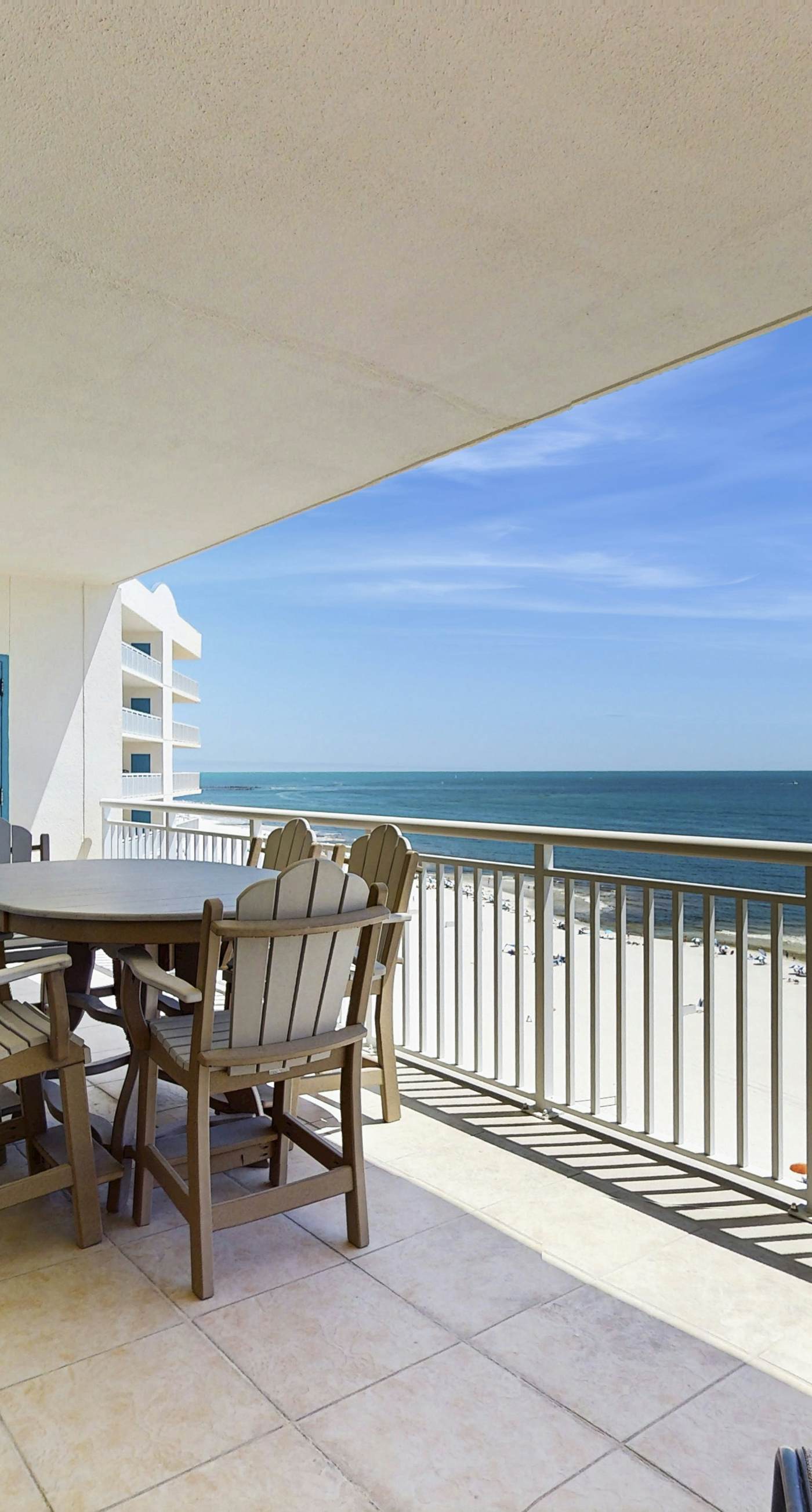 Spacious, Gulf-front condo w/ views & access to pools, sauna & gym