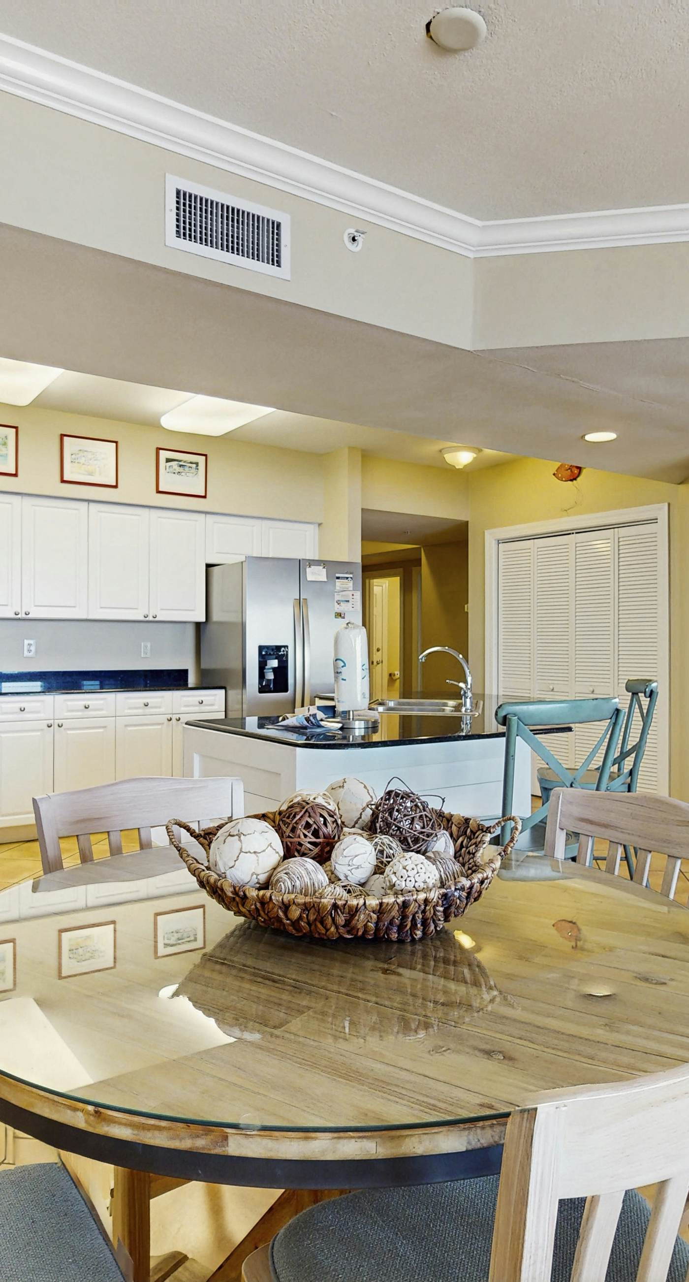 Spacious, Gulf-front condo w/ views & access to pools, sauna & gym